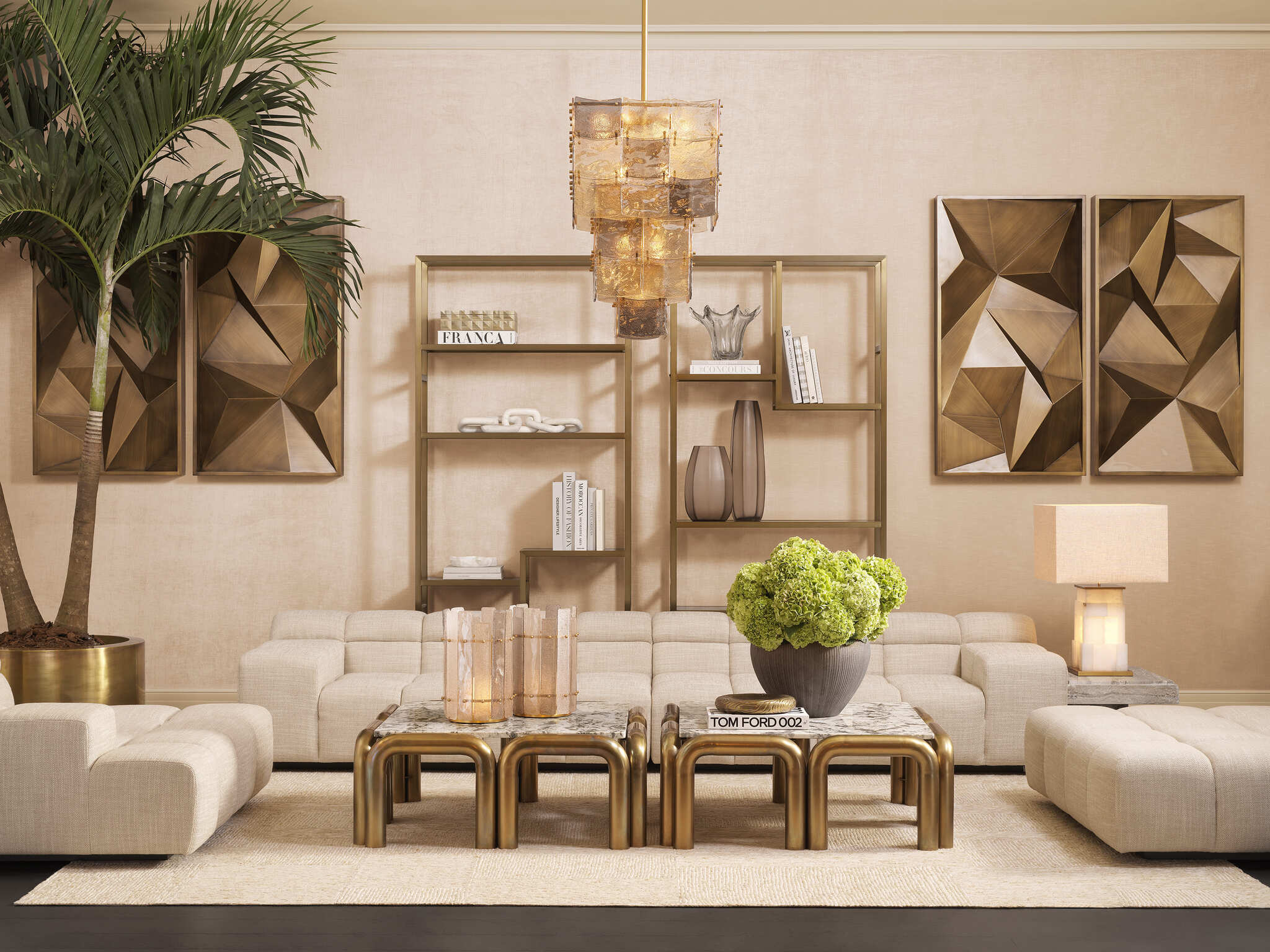 Elegante Wohnzimmereinrichtung mit cremefarbenen Sofas, goldfarbenen Beistelltischen mit Marmorplatten, modernen Lampen und stilvollen Dekorationen in warmen Naturtönen.