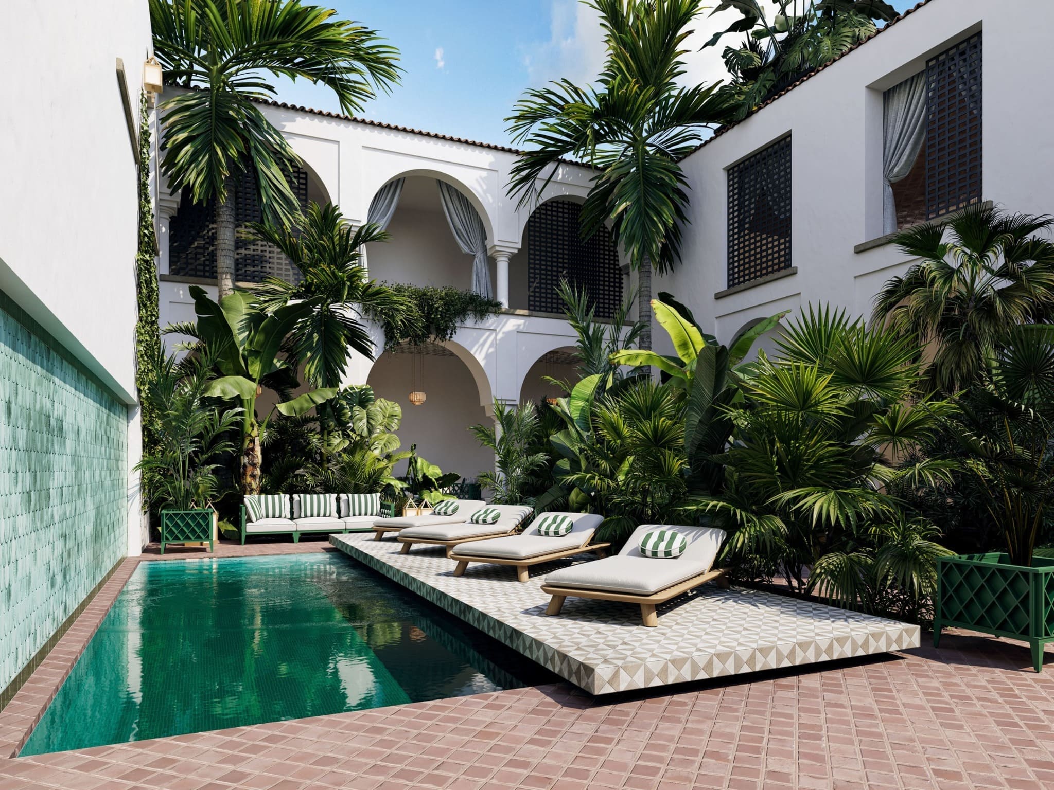 Eichholtz Sonnenliegen und Outdoor-Sofa am Pool in einem tropischen Innenhof mit Palmen und grün gekachelter Wand im Hintergrund