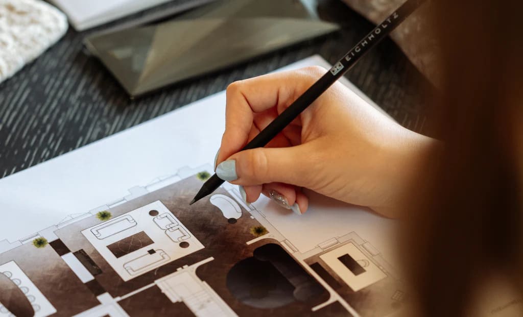 Eichholtz Hand zeichnet auf einem Einrichtungsplan mit einem Bleistift von Eichholtz