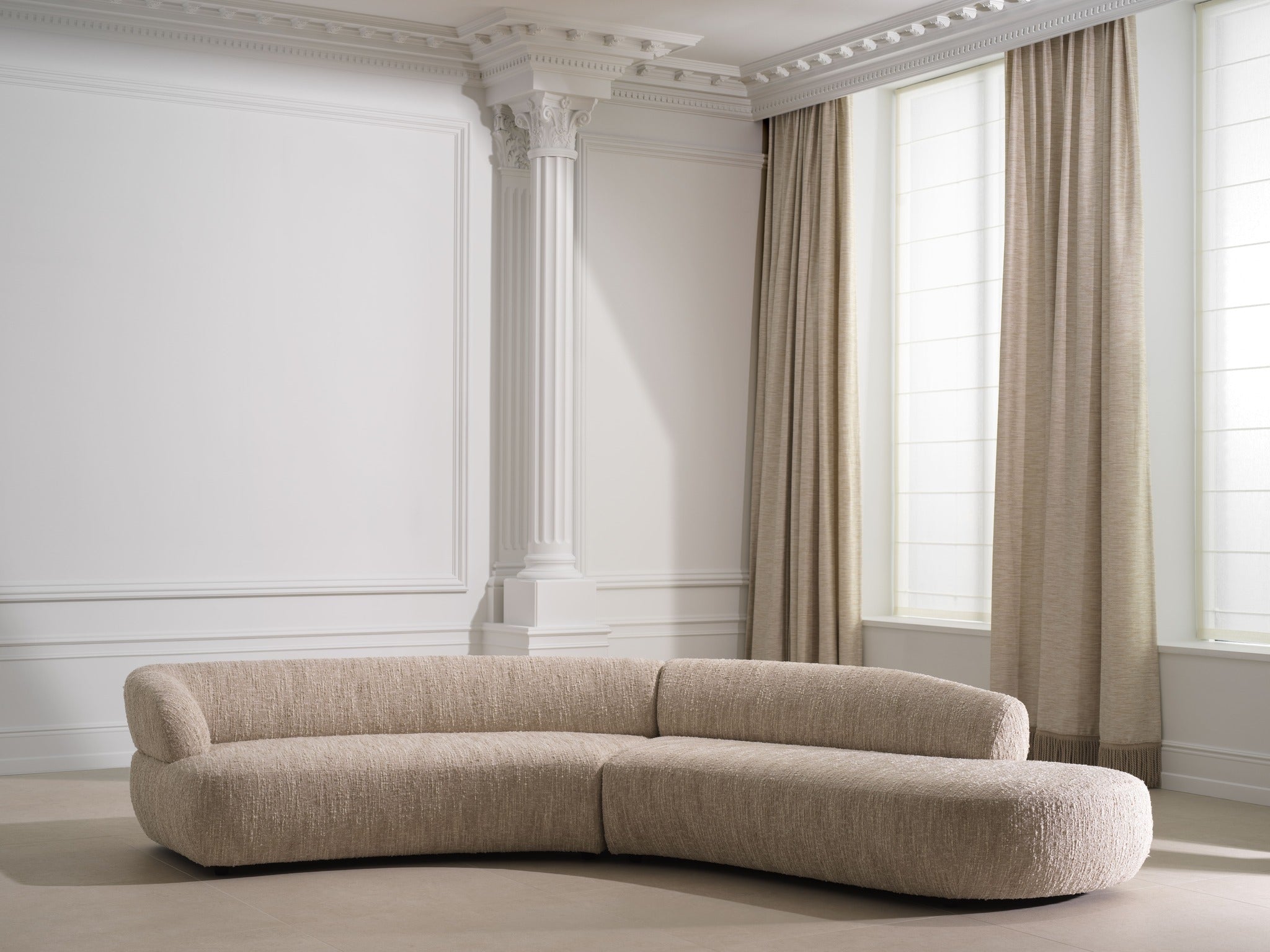 Eichholtz Möbelkollektion 2024 mit organischen Formen, neutralen Farben und hochwertiger Verarbeitung. Moderne Sofas, Sessel und Tische mit eleganten Details für stilvolles Wohnen.