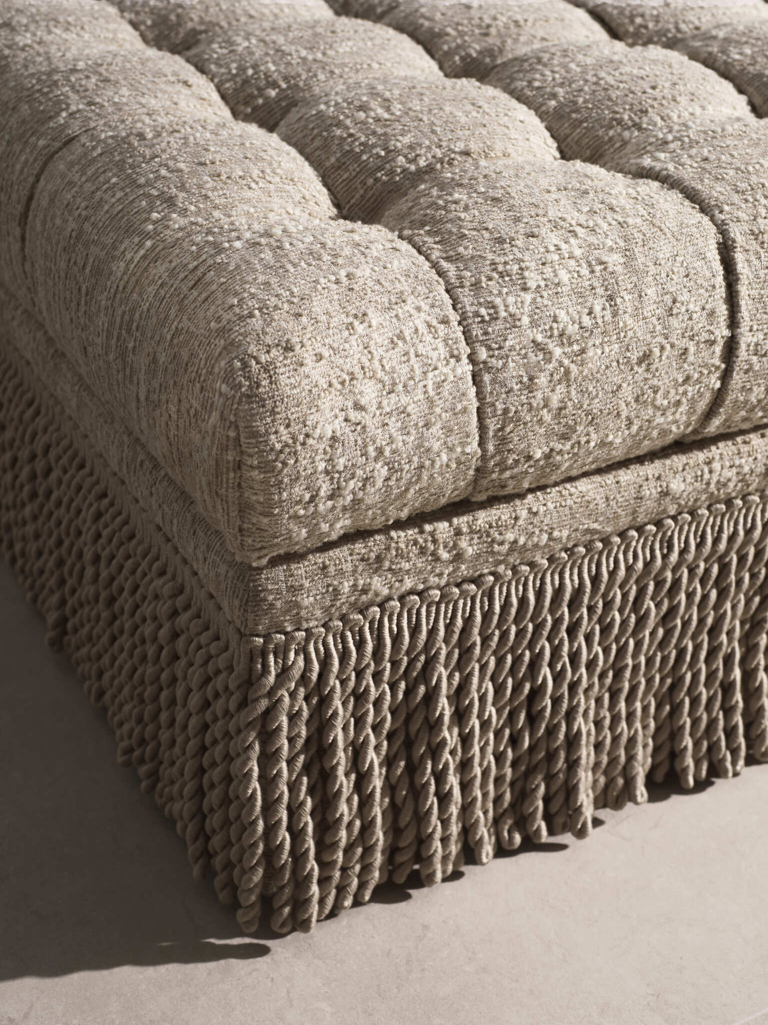 Eichholtz Möbelkollektion 2024 mit organischen Formen, neutralen Farben und hochwertiger Verarbeitung. Moderne Sofas, Sessel und Tische mit eleganten Details für stilvolles Wohnen.