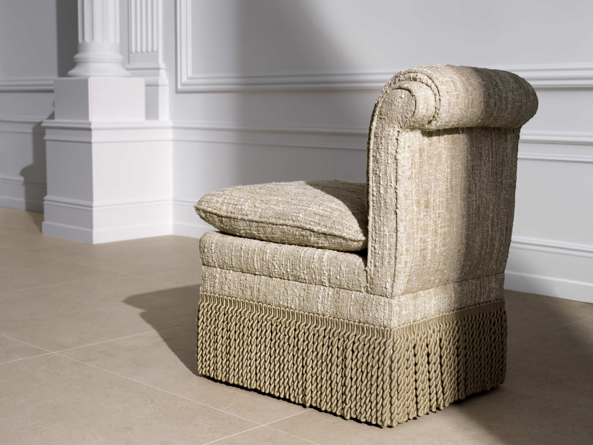 Eichholtz Möbelkollektion 2024 mit organischen Formen, neutralen Farben und hochwertiger Verarbeitung. Moderne Sofas, Sessel und Tische mit eleganten Details für stilvolles Wohnen.