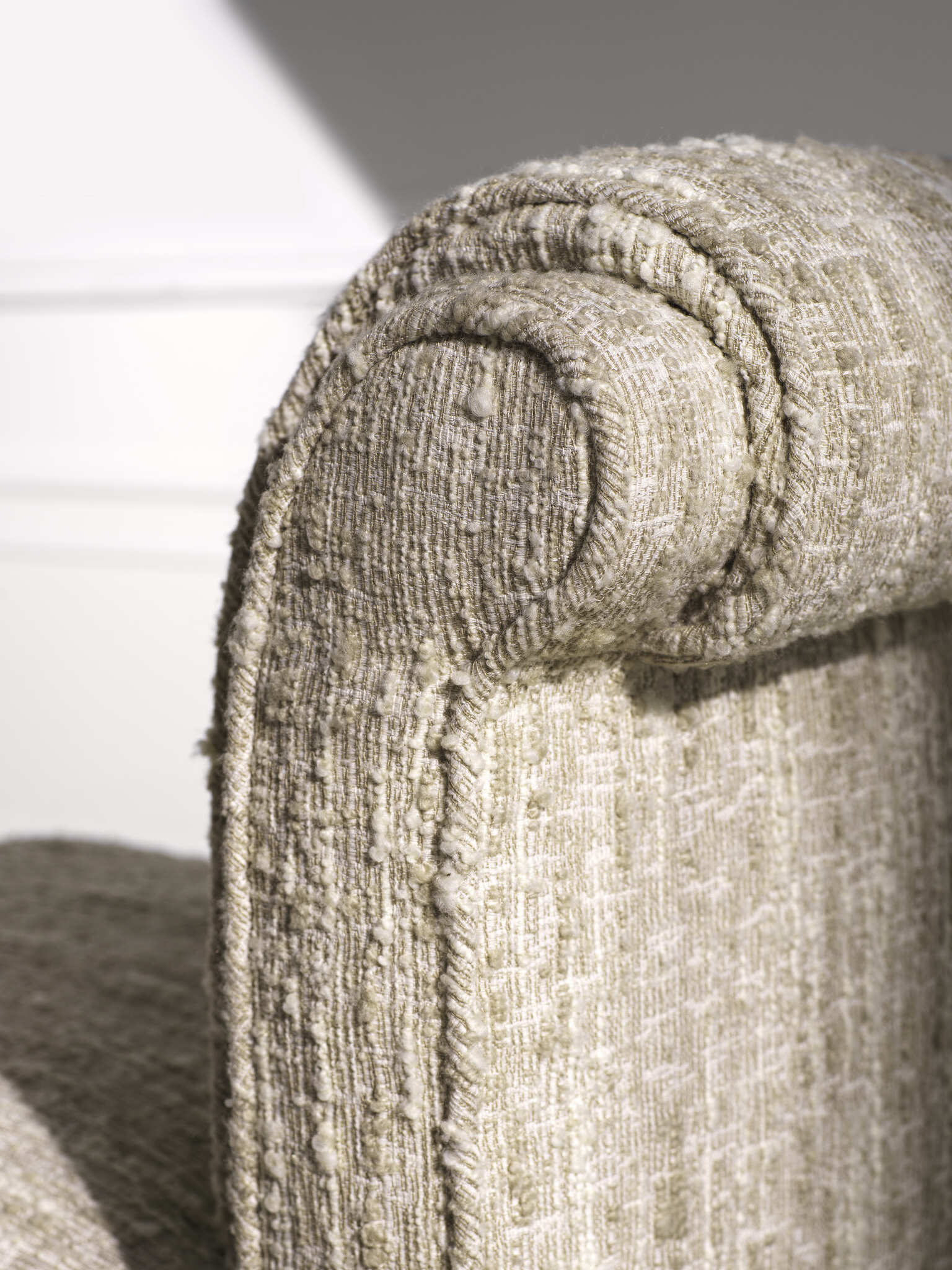 Eichholtz Möbelkollektion 2024 mit organischen Formen, neutralen Farben und hochwertiger Verarbeitung. Moderne Sofas, Sessel und Tische mit eleganten Details für stilvolles Wohnen.