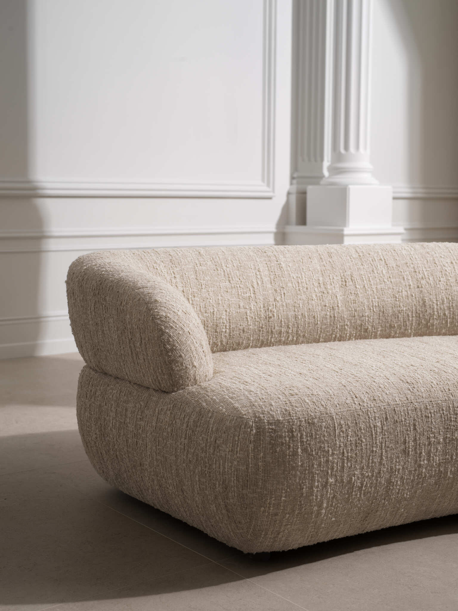 Eichholtz Möbelkollektion 2024 mit organischen Formen, neutralen Farben und hochwertiger Verarbeitung. Moderne Sofas, Sessel und Tische mit eleganten Details für stilvolles Wohnen.