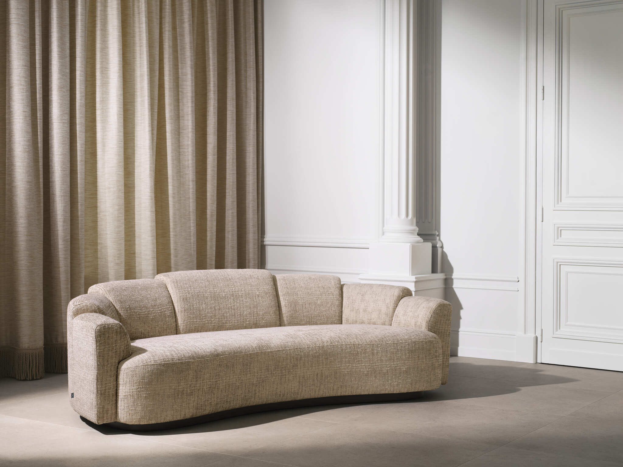 Eichholtz Möbelkollektion 2024 mit organischen Formen, neutralen Farben und hochwertiger Verarbeitung. Moderne Sofas, Sessel und Tische mit eleganten Details für stilvolles Wohnen.