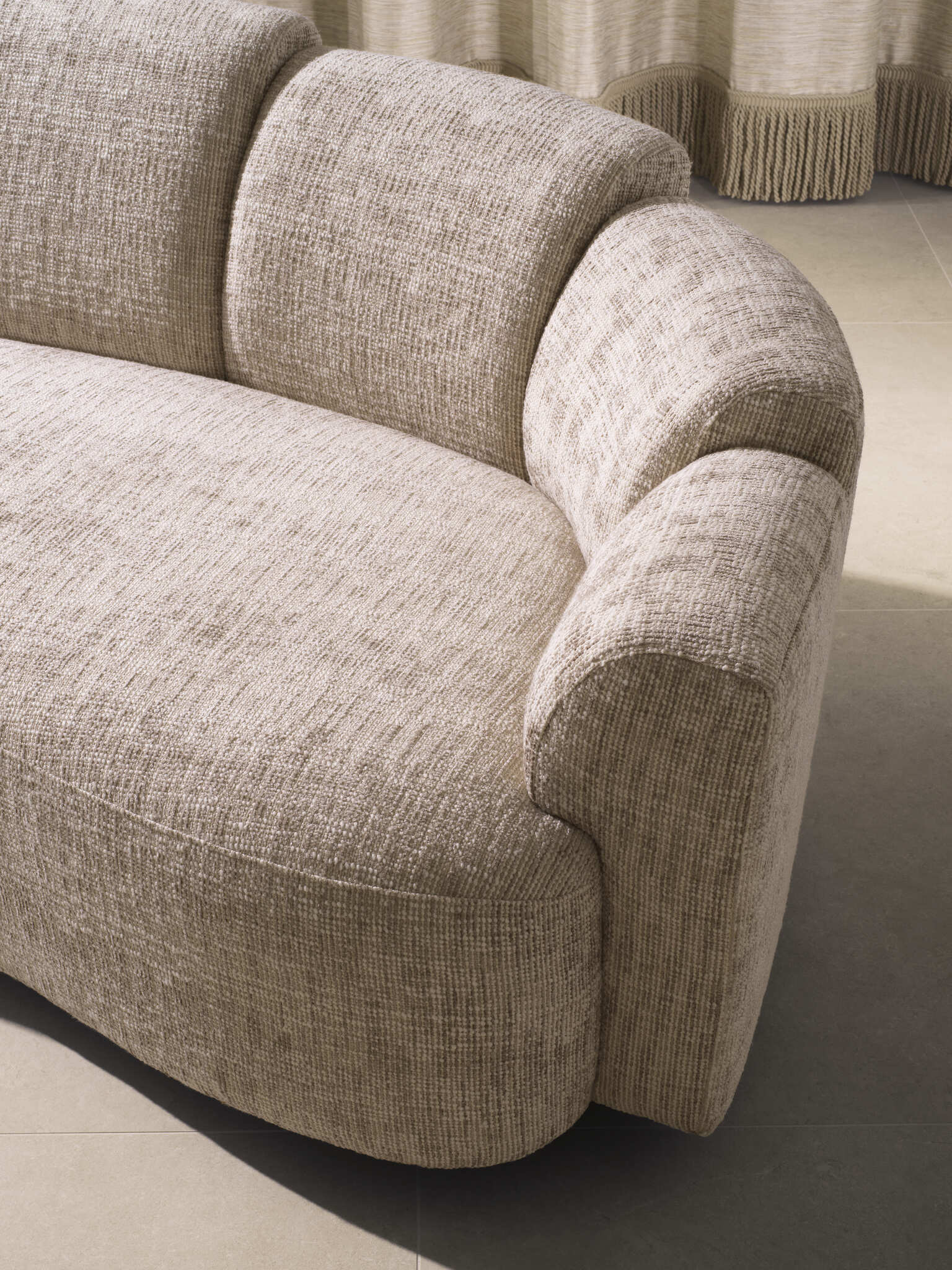 Eichholtz Möbelkollektion 2024 mit organischen Formen, neutralen Farben und hochwertiger Verarbeitung. Moderne Sofas, Sessel und Tische mit eleganten Details für stilvolles Wohnen.