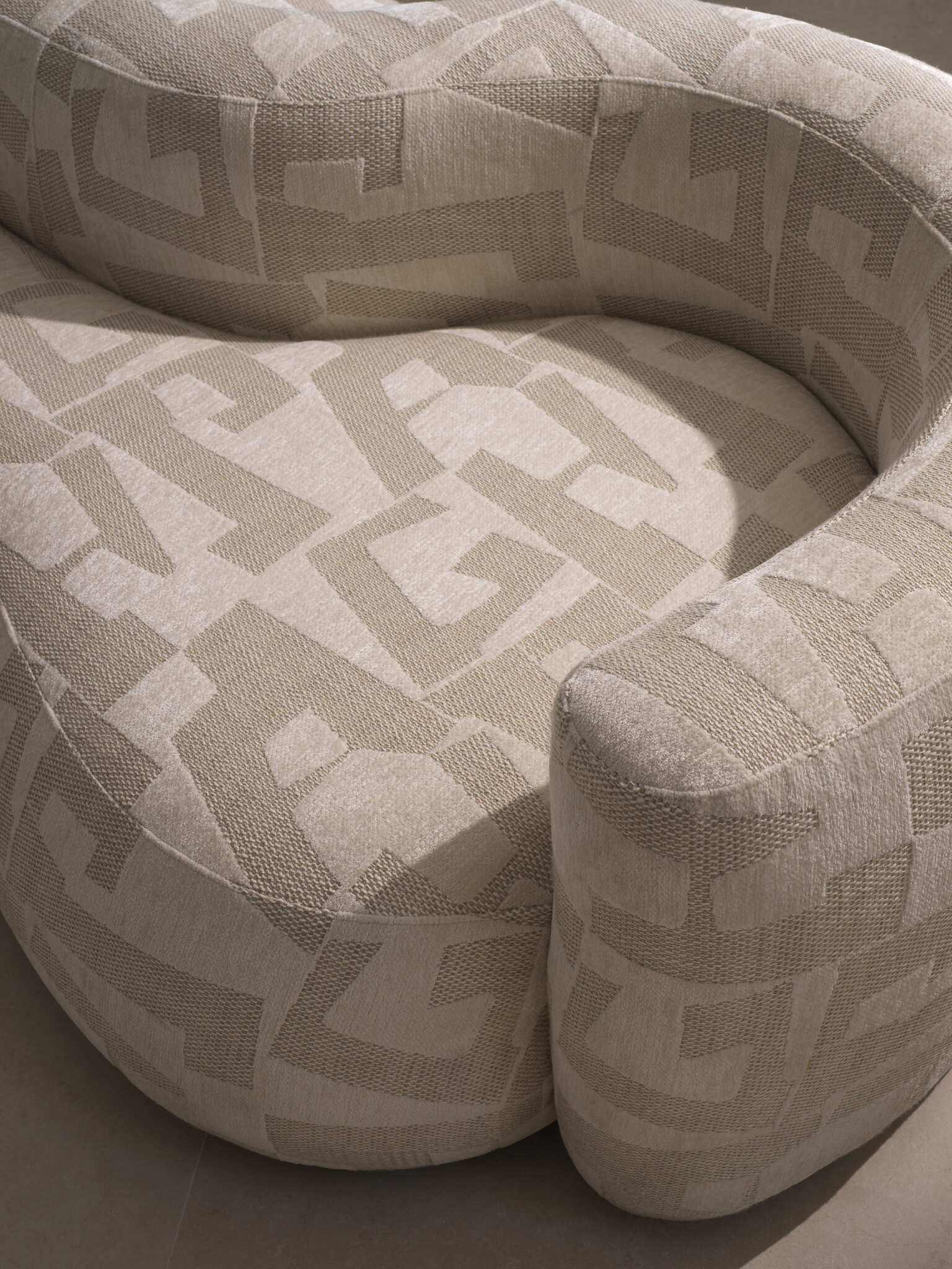 Eichholtz Möbelkollektion 2024 mit organischen Formen, neutralen Farben und hochwertiger Verarbeitung. Moderne Sofas, Sessel und Tische mit eleganten Details für stilvolles Wohnen.