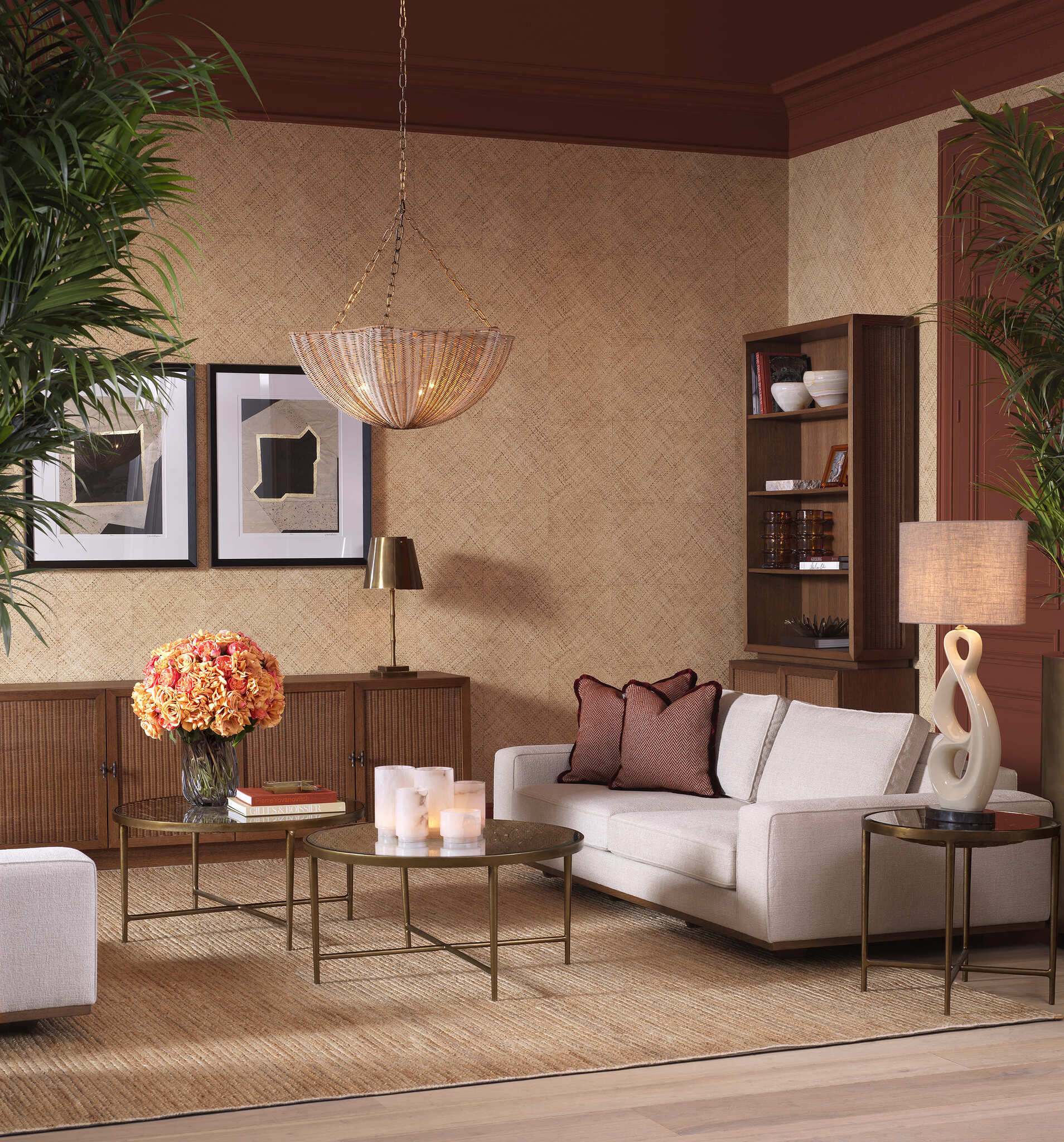 Elegante Innenraumgestaltung mit hochwertigen Eichholtz Möbeln und Leuchten aus der Kollektion 2025. Natürliche Materialien wie Holz und Rattan werden kombiniert mit stilvollen Lampen und dekorativen Accessoires in warmen, erdigen Farbtönen. Die Szenen zeigen Wohnzimmer- und Arbeitsbereich-Möbelstücke, darunter Kommoden, Regale, Leuchten und dekorative Elemente in einem harmonischen, modernen Einrichtungsstil.