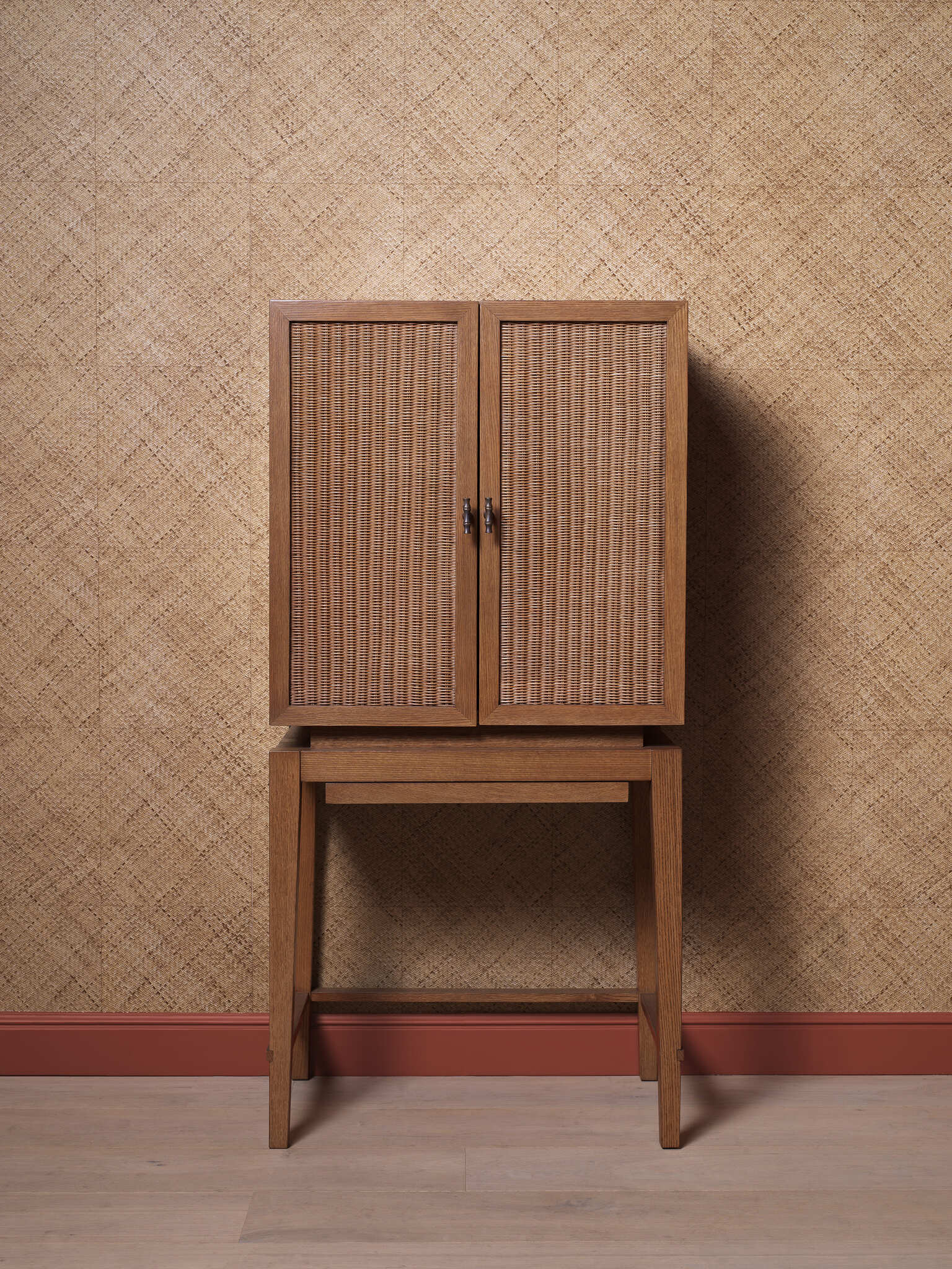 Elegante Innenraumgestaltung mit hochwertigen Eichholtz Möbeln und Leuchten aus der Kollektion 2025. Natürliche Materialien wie Holz und Rattan werden kombiniert mit stilvollen Lampen und dekorativen Accessoires in warmen, erdigen Farbtönen. Die Szenen zeigen Wohnzimmer- und Arbeitsbereich-Möbelstücke, darunter Kommoden, Regale, Leuchten und dekorative Elemente in einem harmonischen, modernen Einrichtungsstil.