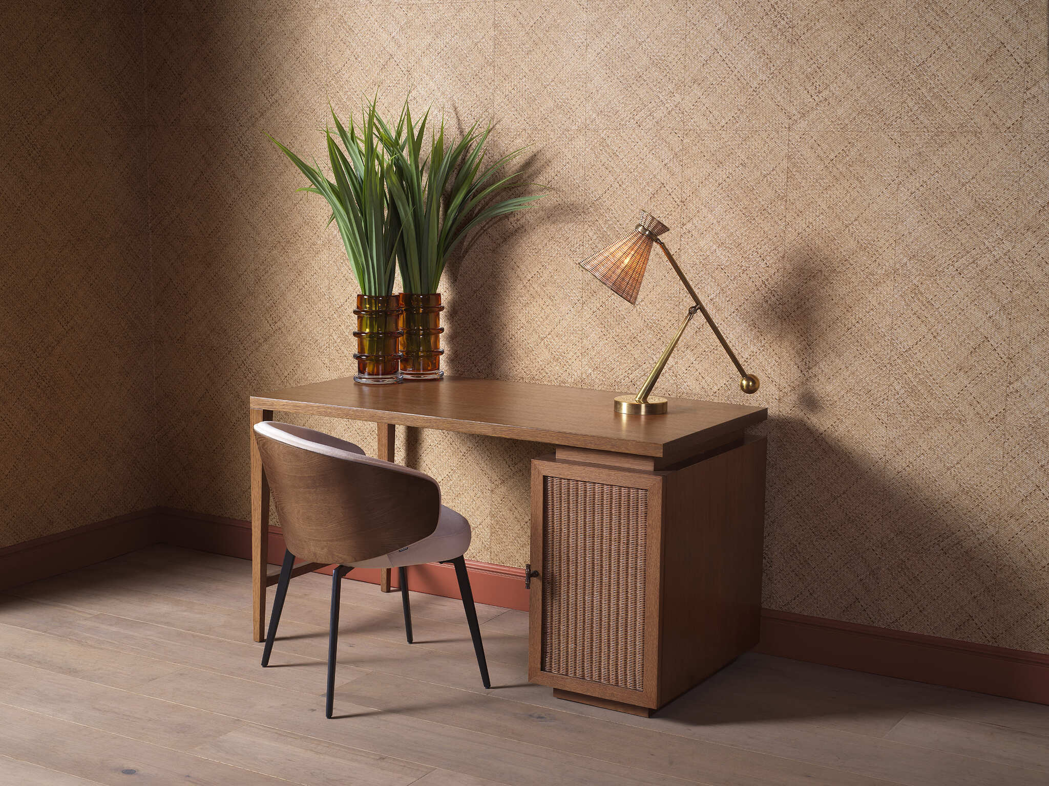 Elegante Innenraumgestaltung mit hochwertigen Eichholtz Möbeln und Leuchten aus der Kollektion 2025. Natürliche Materialien wie Holz und Rattan werden kombiniert mit stilvollen Lampen und dekorativen Accessoires in warmen, erdigen Farbtönen. Die Szenen zeigen Wohnzimmer- und Arbeitsbereich-Möbelstücke, darunter Kommoden, Regale, Leuchten und dekorative Elemente in einem harmonischen, modernen Einrichtungsstil.