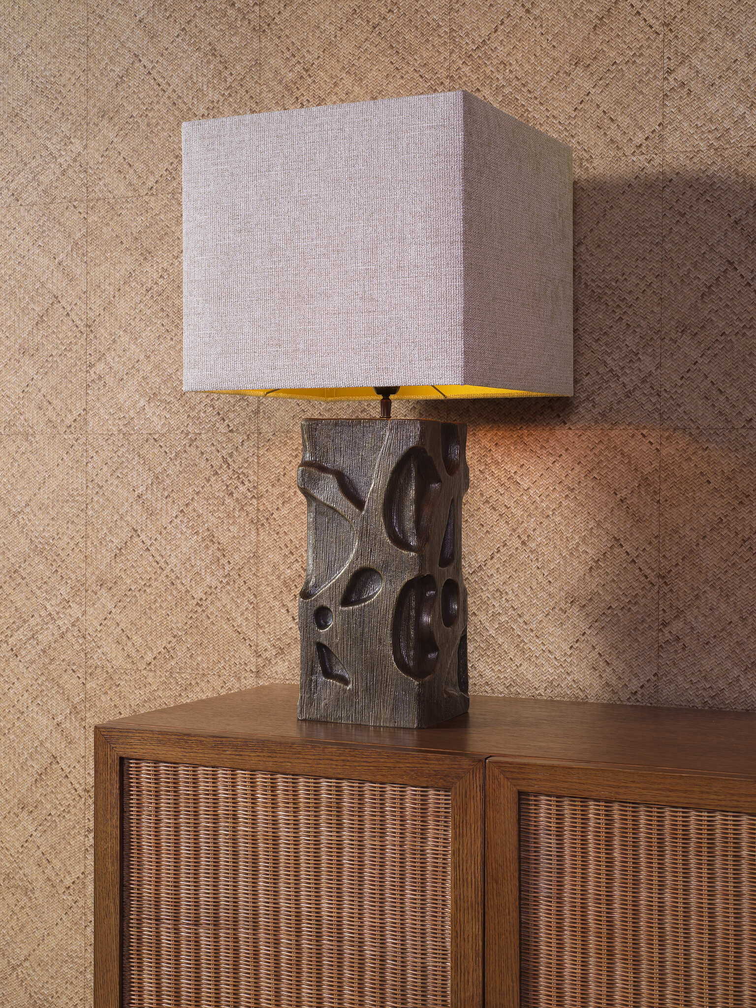 Elegante Innenraumgestaltung mit hochwertigen Eichholtz Möbeln und Leuchten aus der Kollektion 2025. Natürliche Materialien wie Holz und Rattan werden kombiniert mit stilvollen Lampen und dekorativen Accessoires in warmen, erdigen Farbtönen. Die Szenen zeigen Wohnzimmer- und Arbeitsbereich-Möbelstücke, darunter Kommoden, Regale, Leuchten und dekorative Elemente in einem harmonischen, modernen Einrichtungsstil.