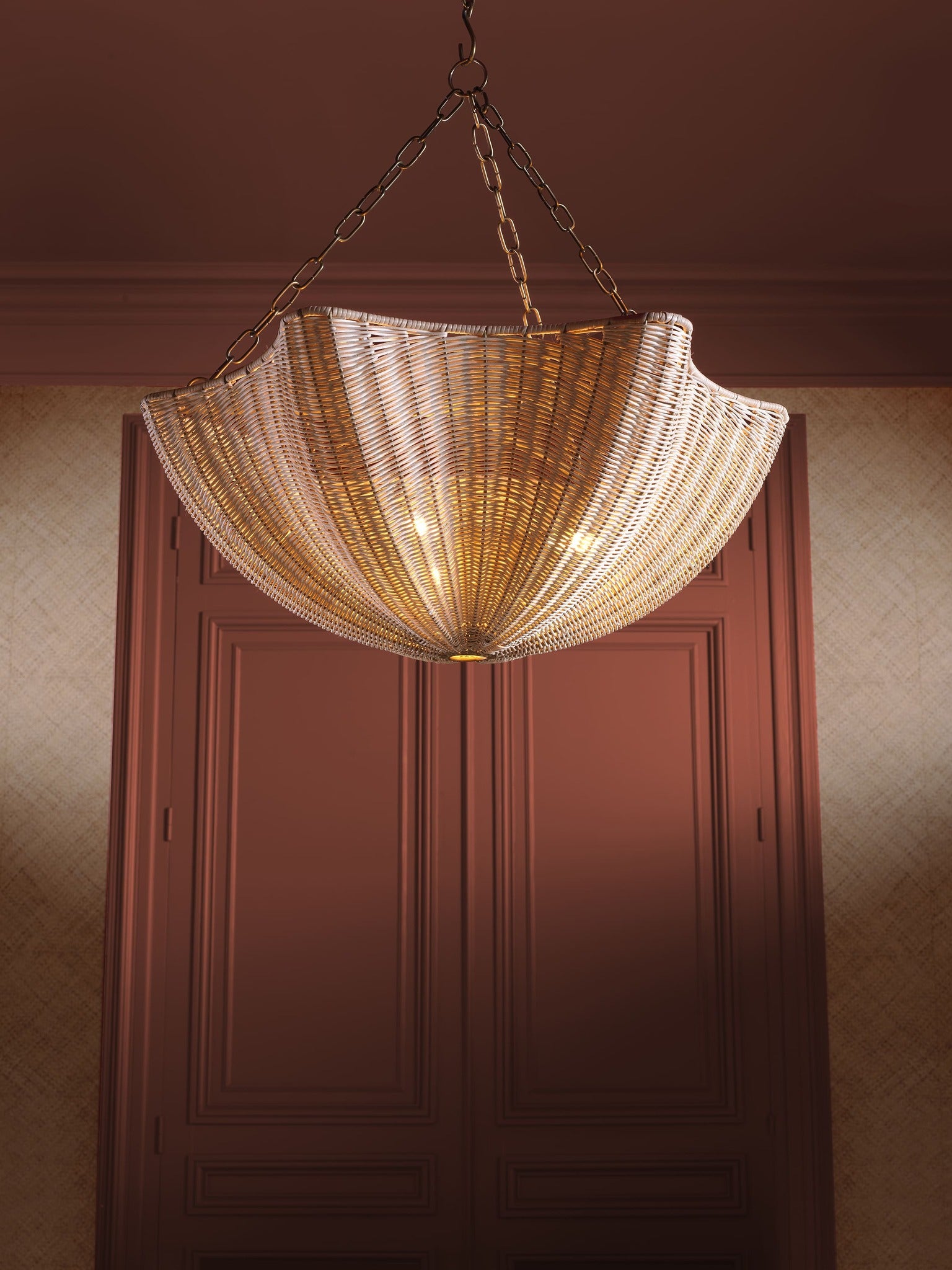 Elegante Innenraumgestaltung mit hochwertigen Eichholtz Möbeln und Leuchten aus der Kollektion 2025. Natürliche Materialien wie Holz und Rattan werden kombiniert mit stilvollen Lampen und dekorativen Accessoires in warmen, erdigen Farbtönen. Die Szenen zeigen Wohnzimmer- und Arbeitsbereich-Möbelstücke, darunter Kommoden, Regale, Leuchten und dekorative Elemente in einem harmonischen, modernen Einrichtungsstil.