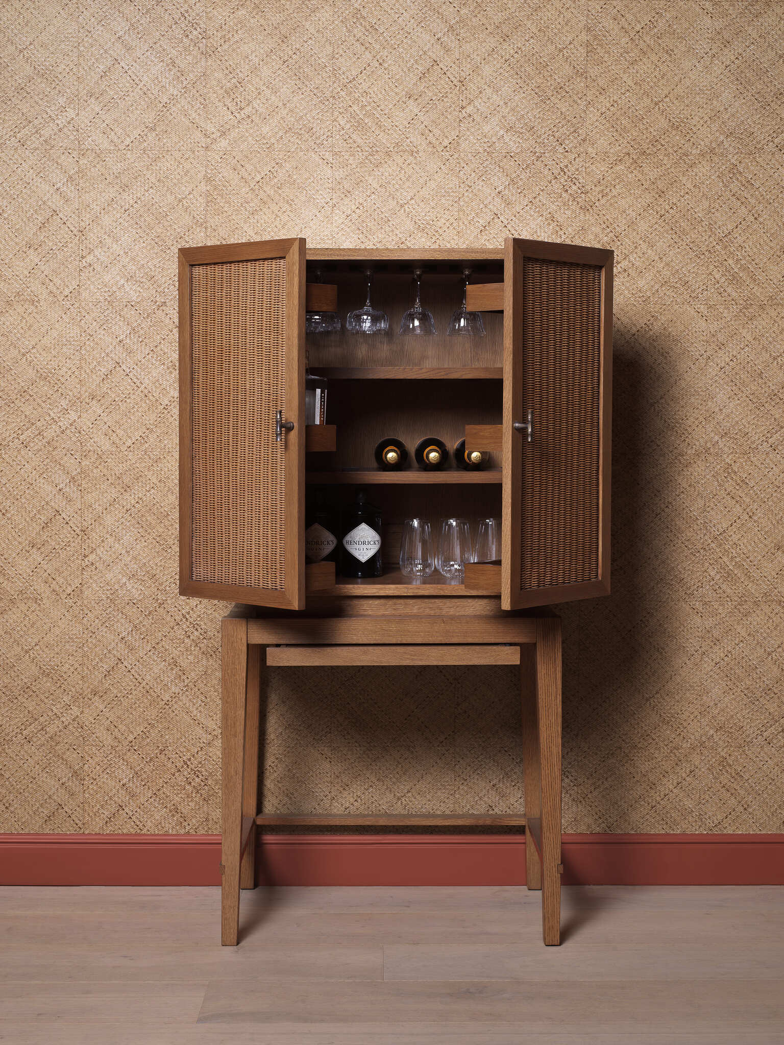 Elegante Innenraumgestaltung mit hochwertigen Eichholtz Möbeln und Leuchten aus der Kollektion 2025. Natürliche Materialien wie Holz und Rattan werden kombiniert mit stilvollen Lampen und dekorativen Accessoires in warmen, erdigen Farbtönen. Die Szenen zeigen Wohnzimmer- und Arbeitsbereich-Möbelstücke, darunter Kommoden, Regale, Leuchten und dekorative Elemente in einem harmonischen, modernen Einrichtungsstil.