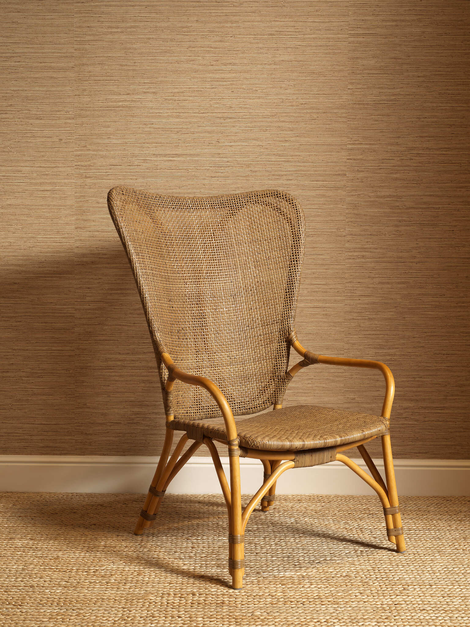 Elegante Eichholtz Möbel aus natürlichem Holz mit warmer Maserung, Rattan- und Polstersessel, Konsolen, Regale und stilvolle Accessoires für ein gemütliches, zeitloses Interieur.