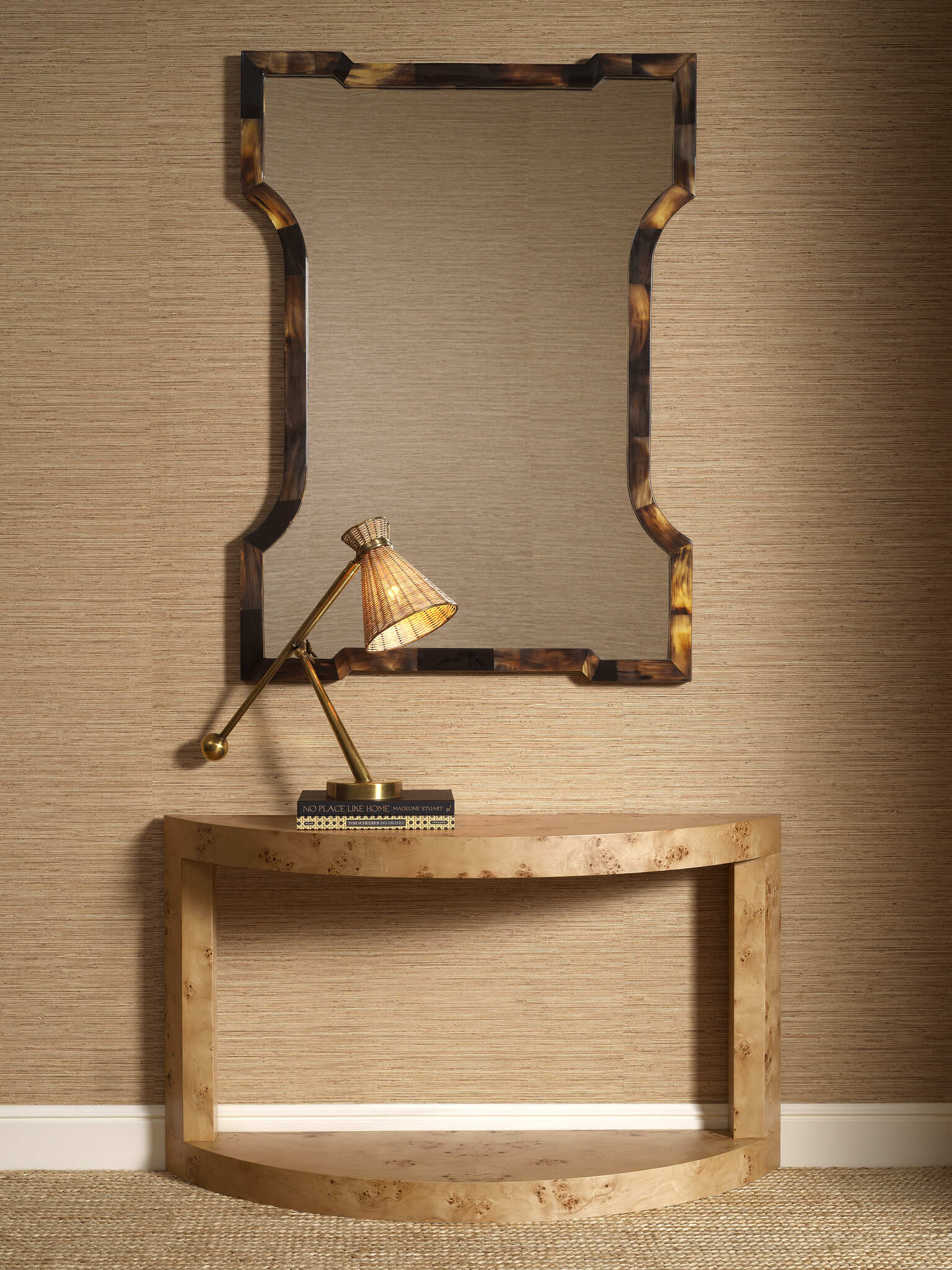 Elegante Eichholtz Möbel aus natürlichem Holz mit warmer Maserung, Rattan- und Polstersessel, Konsolen, Regale und stilvolle Accessoires für ein gemütliches, zeitloses Interieur.
