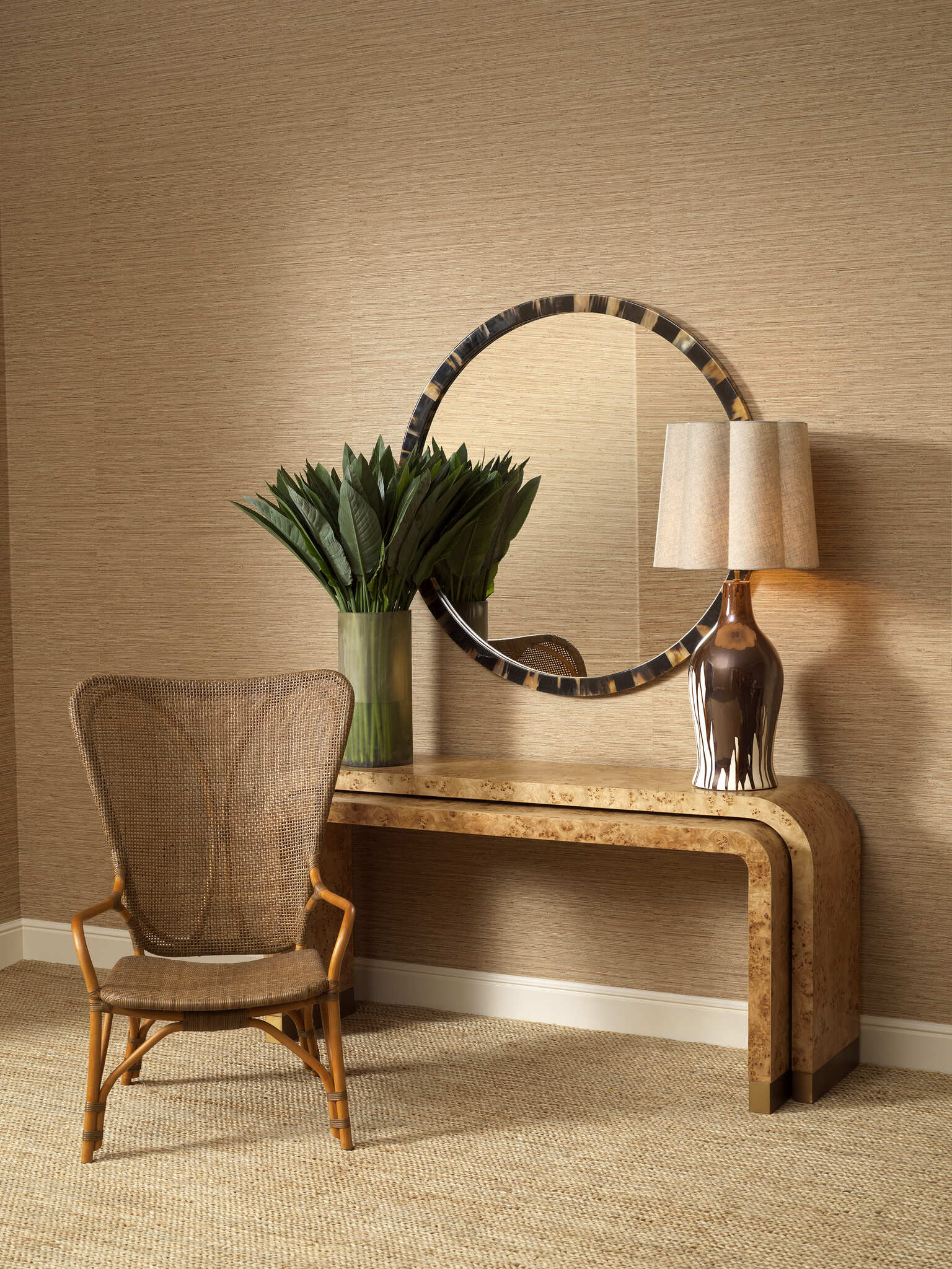Elegante Eichholtz Möbel aus natürlichem Holz mit warmer Maserung, Rattan- und Polstersessel, Konsolen, Regale und stilvolle Accessoires für ein gemütliches, zeitloses Interieur.