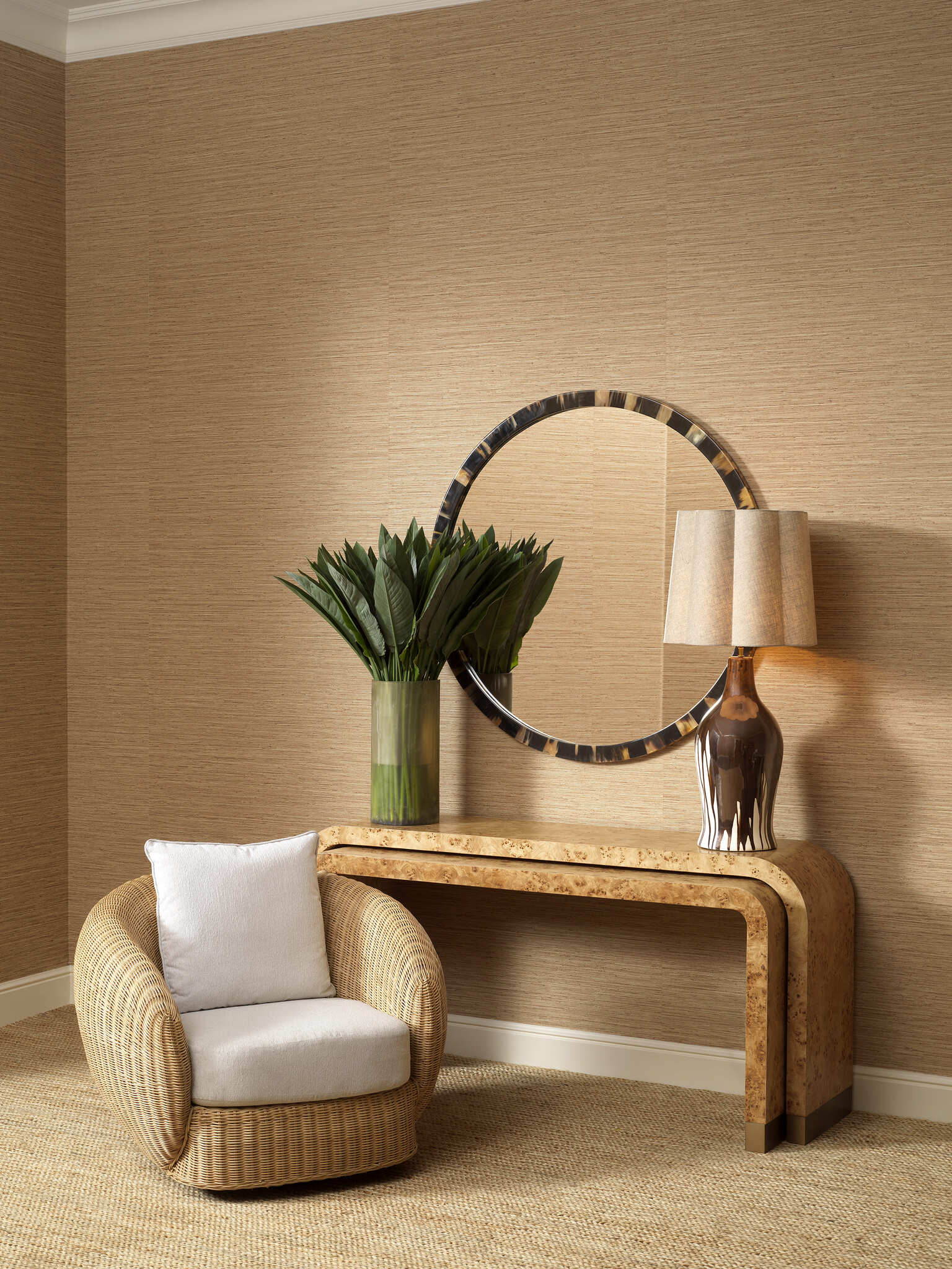 Elegante Eichholtz Möbel aus natürlichem Holz mit warmer Maserung, Rattan- und Polstersessel, Konsolen, Regale und stilvolle Accessoires für ein gemütliches, zeitloses Interieur.