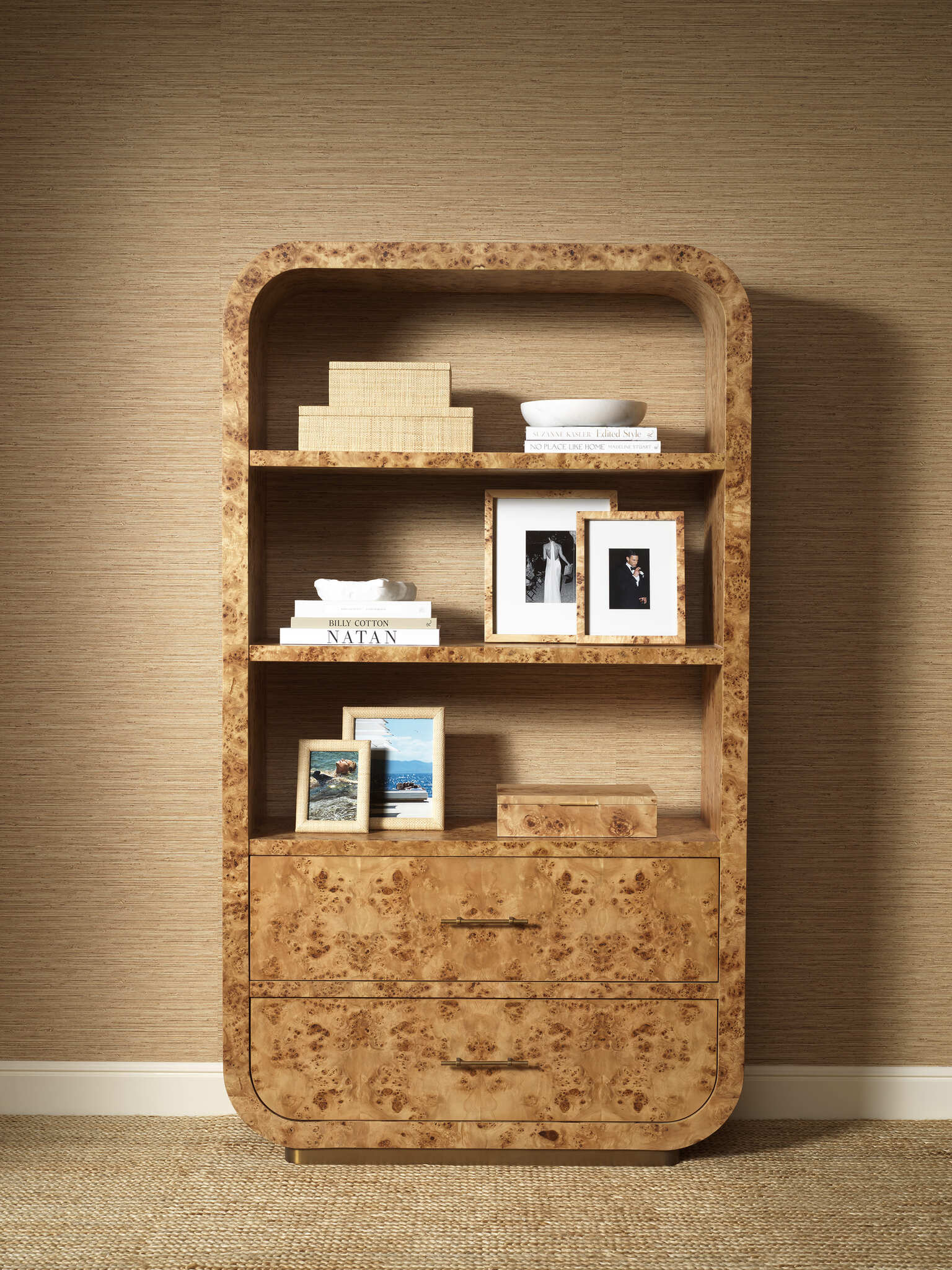 Elegante Eichholtz Möbel aus natürlichem Holz mit warmer Maserung, Rattan- und Polstersessel, Konsolen, Regale und stilvolle Accessoires für ein gemütliches, zeitloses Interieur.