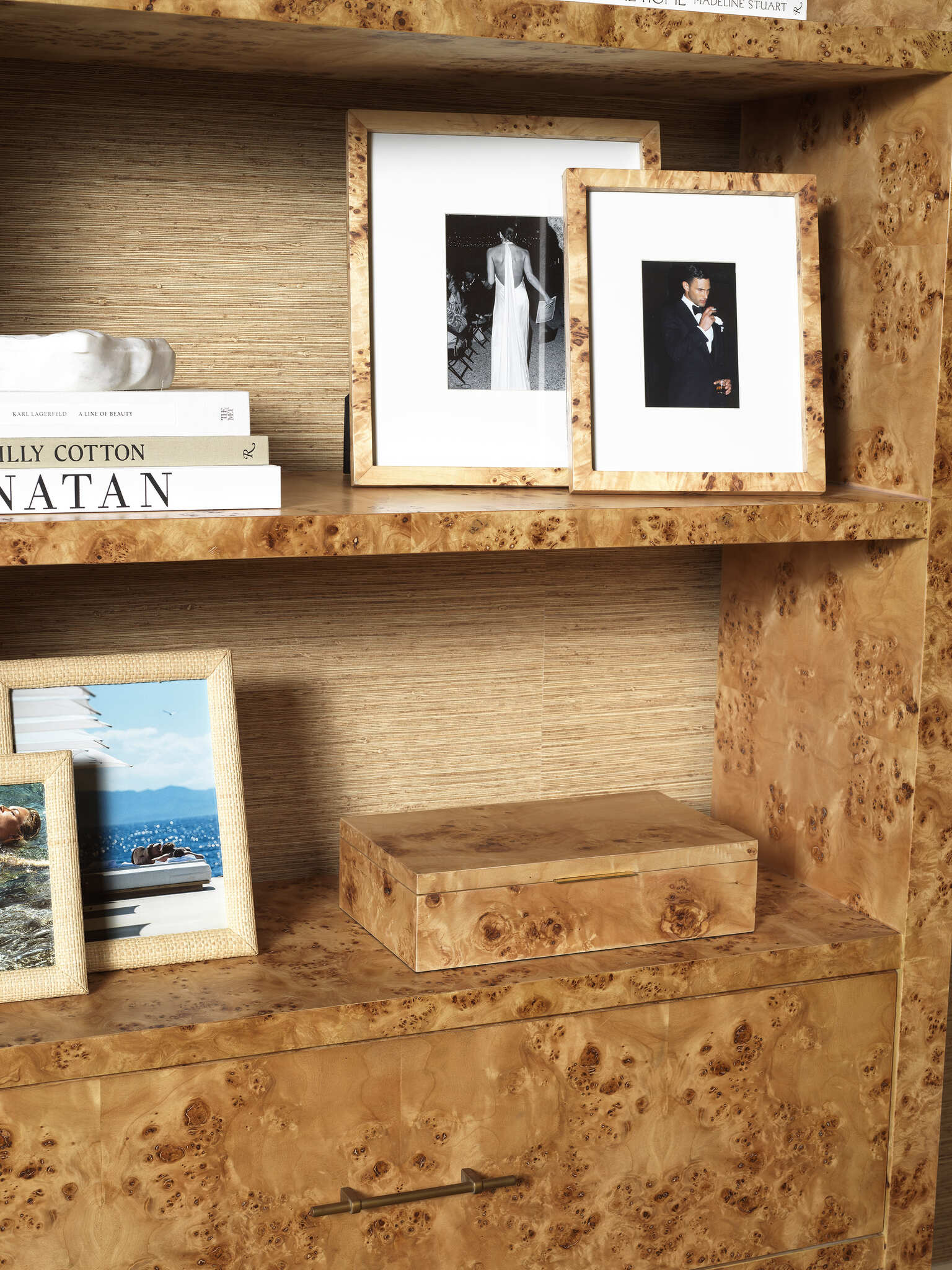 Elegante Eichholtz Möbel aus natürlichem Holz mit warmer Maserung, Rattan- und Polstersessel, Konsolen, Regale und stilvolle Accessoires für ein gemütliches, zeitloses Interieur.