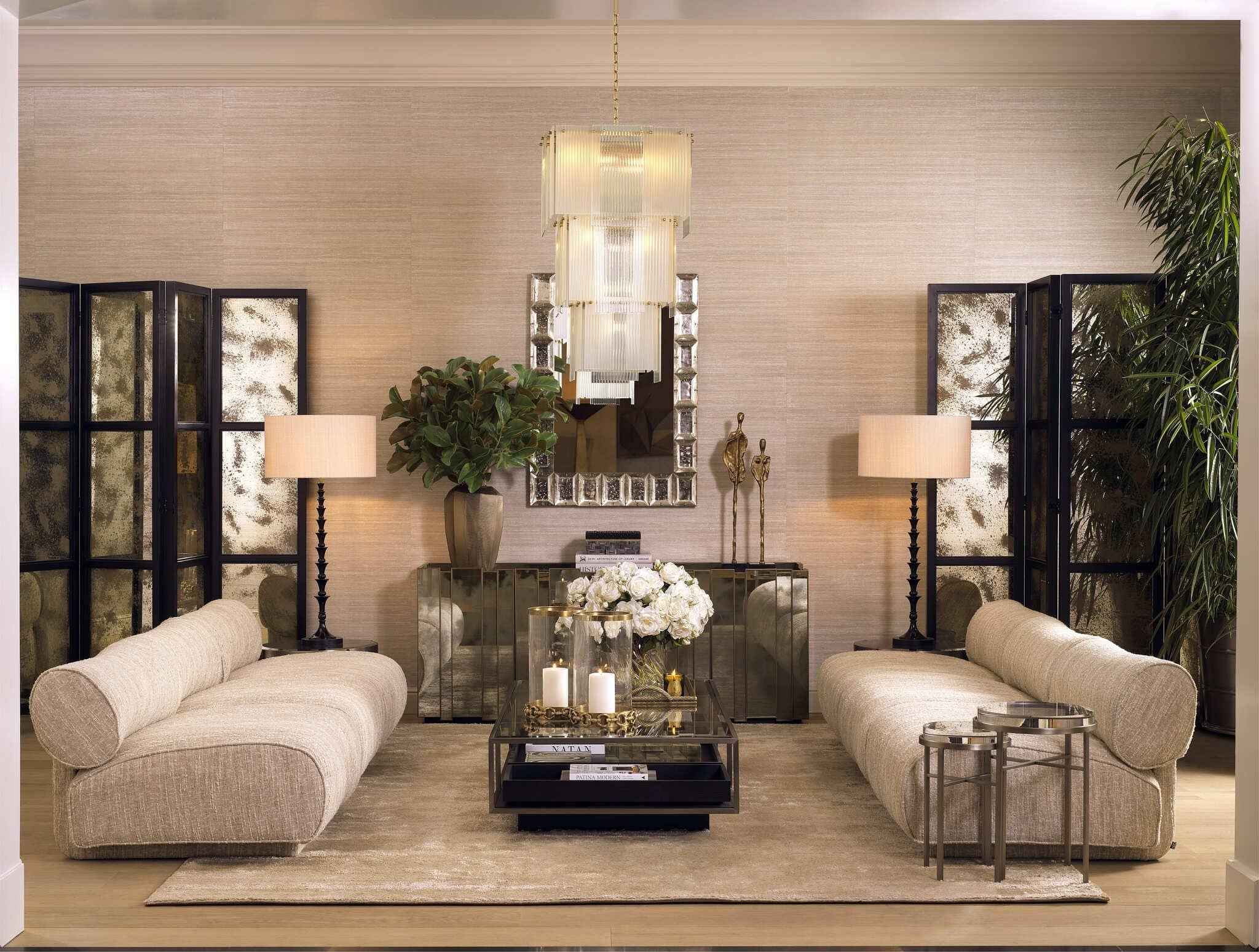 Elegante Wohnräume mit warmen Beige- und Goldtönen, stilvollen Möbeln, edlen Lampen und dekorativen Accessoires für eine luxuriöse Atmosphäre.