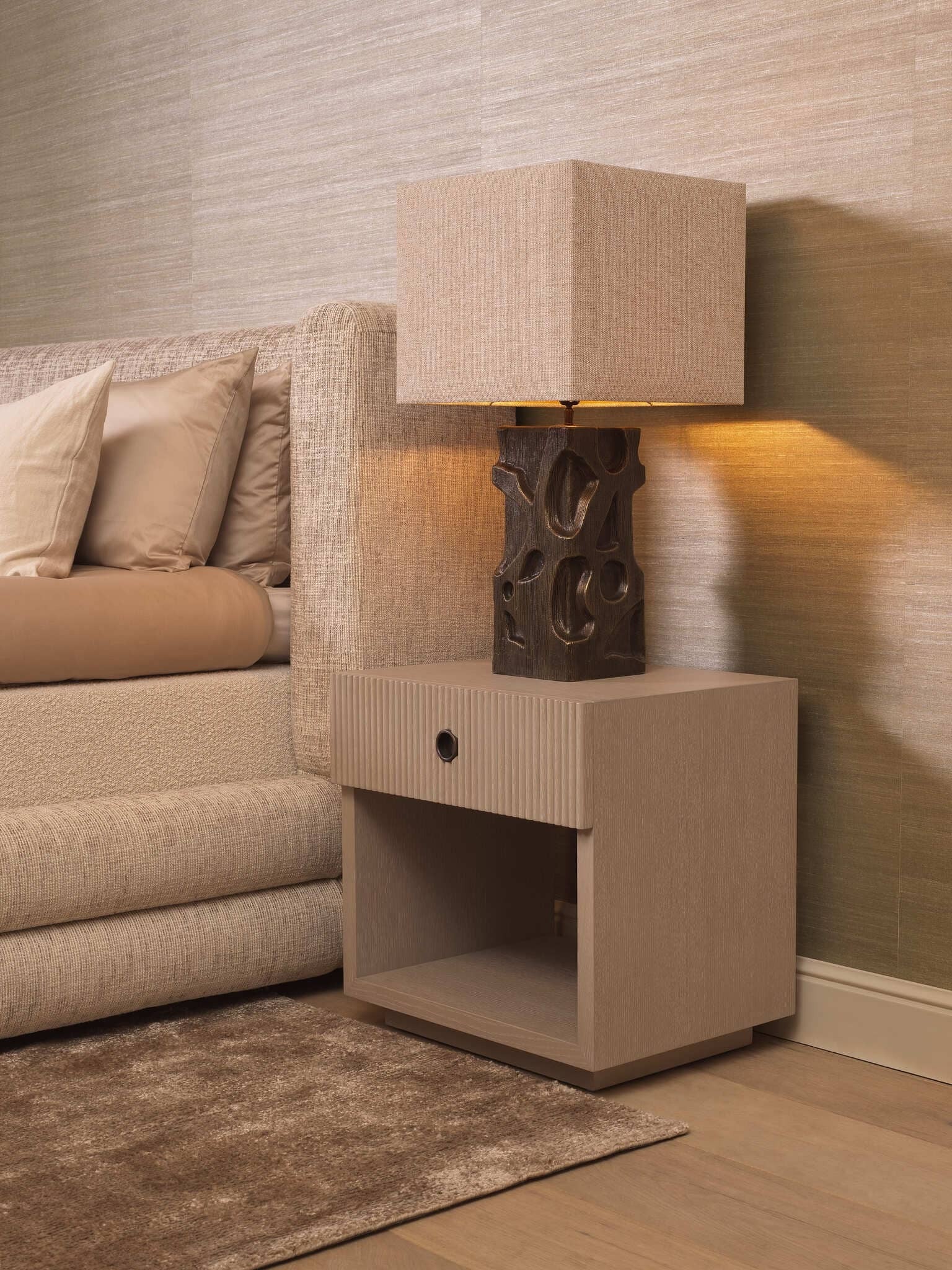 Elegante Wohnräume mit warmen Beige- und Goldtönen, stilvollen Möbeln, edlen Lampen und dekorativen Accessoires für eine luxuriöse Atmosphäre.