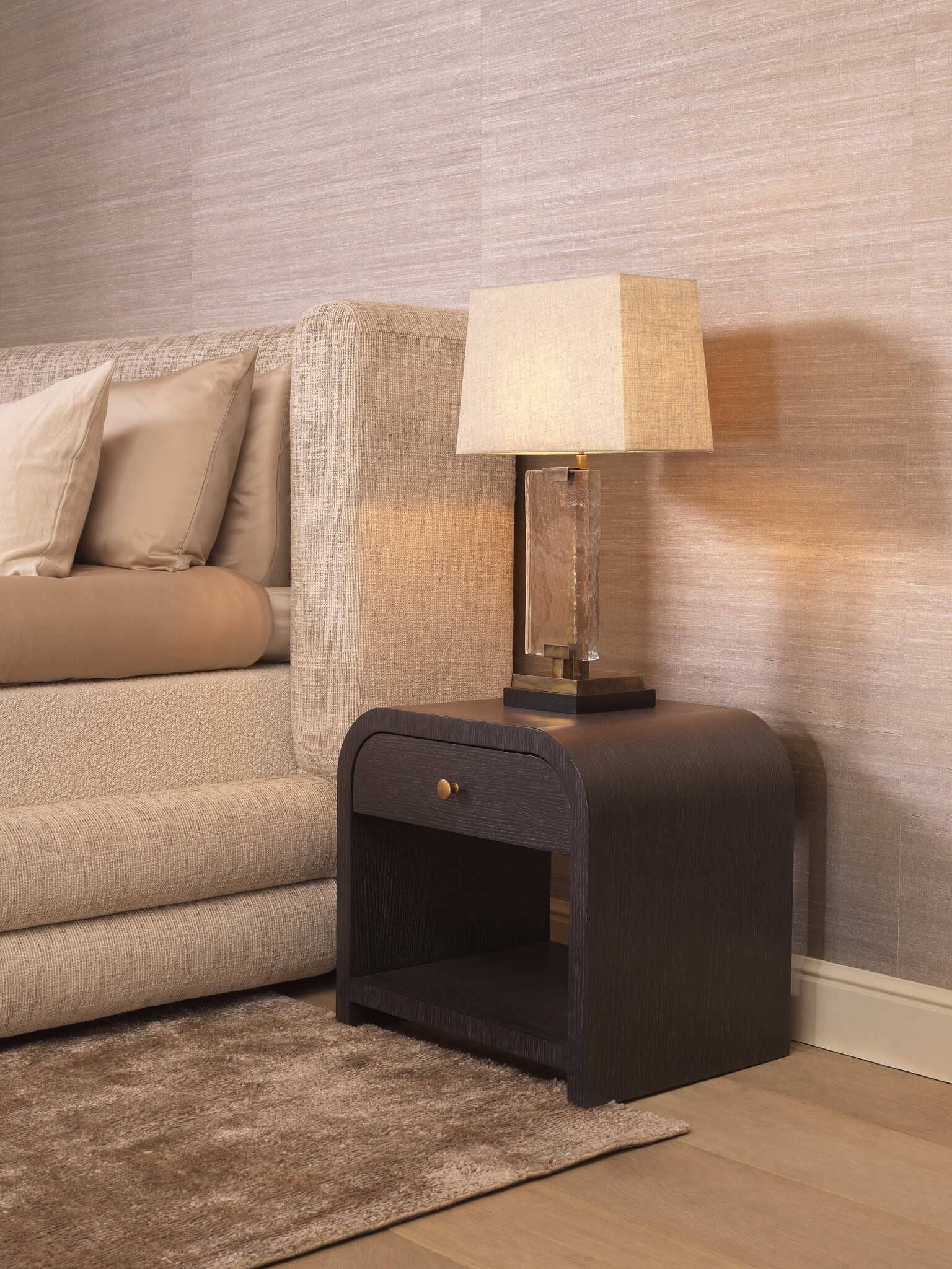Elegante Wohnräume mit warmen Beige- und Goldtönen, stilvollen Möbeln, edlen Lampen und dekorativen Accessoires für eine luxuriöse Atmosphäre.