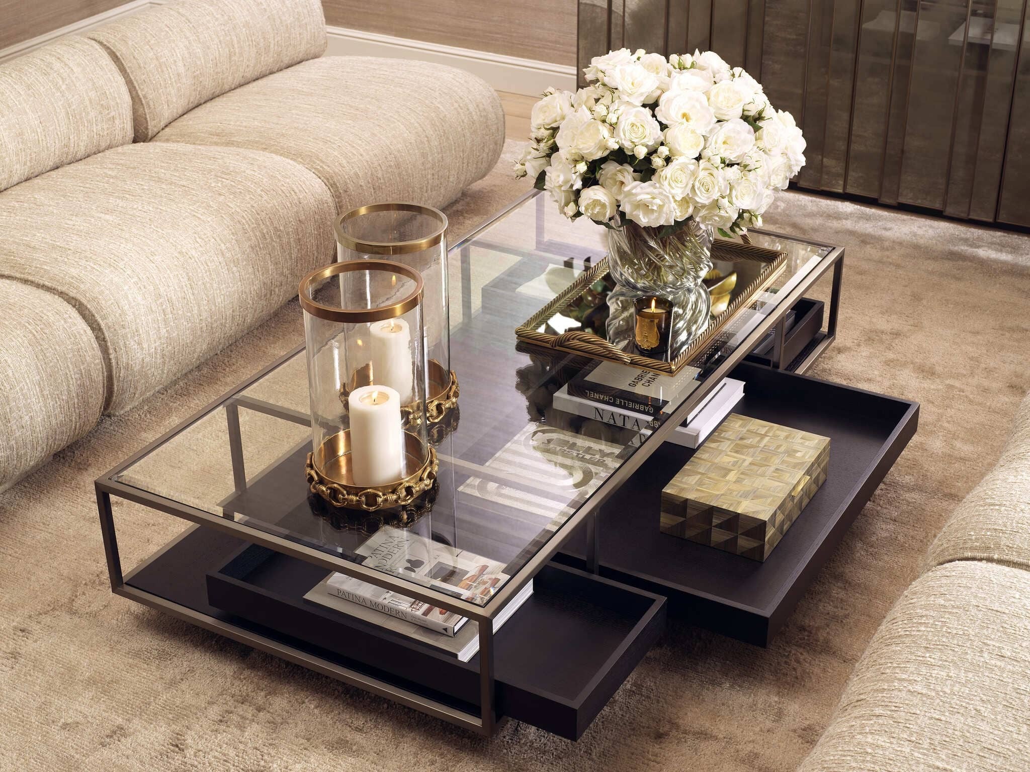 Elegante Wohnräume mit warmen Beige- und Goldtönen, stilvollen Möbeln, edlen Lampen und dekorativen Accessoires für eine luxuriöse Atmosphäre.