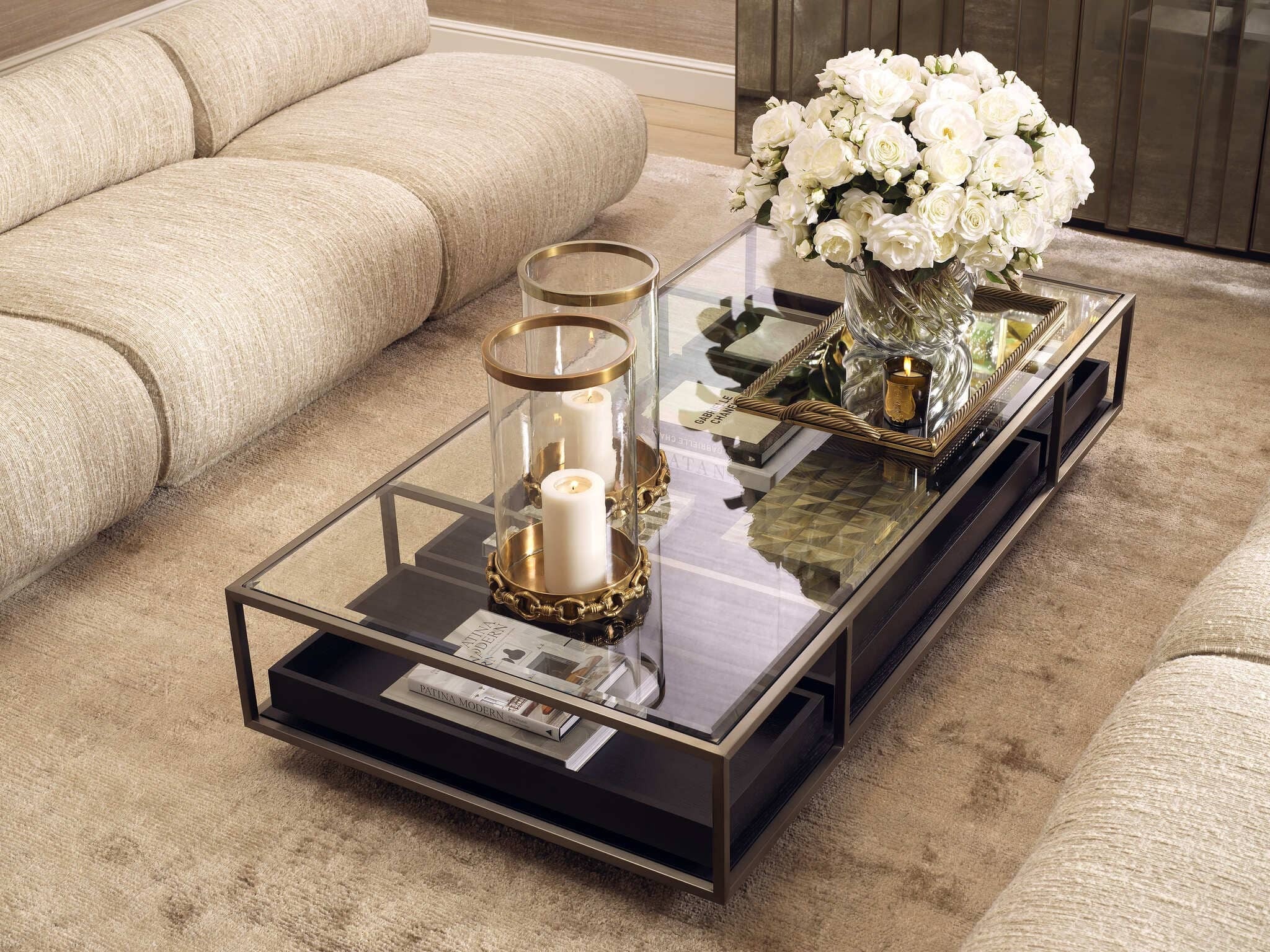 Elegante Wohnräume mit warmen Beige- und Goldtönen, stilvollen Möbeln, edlen Lampen und dekorativen Accessoires für eine luxuriöse Atmosphäre.