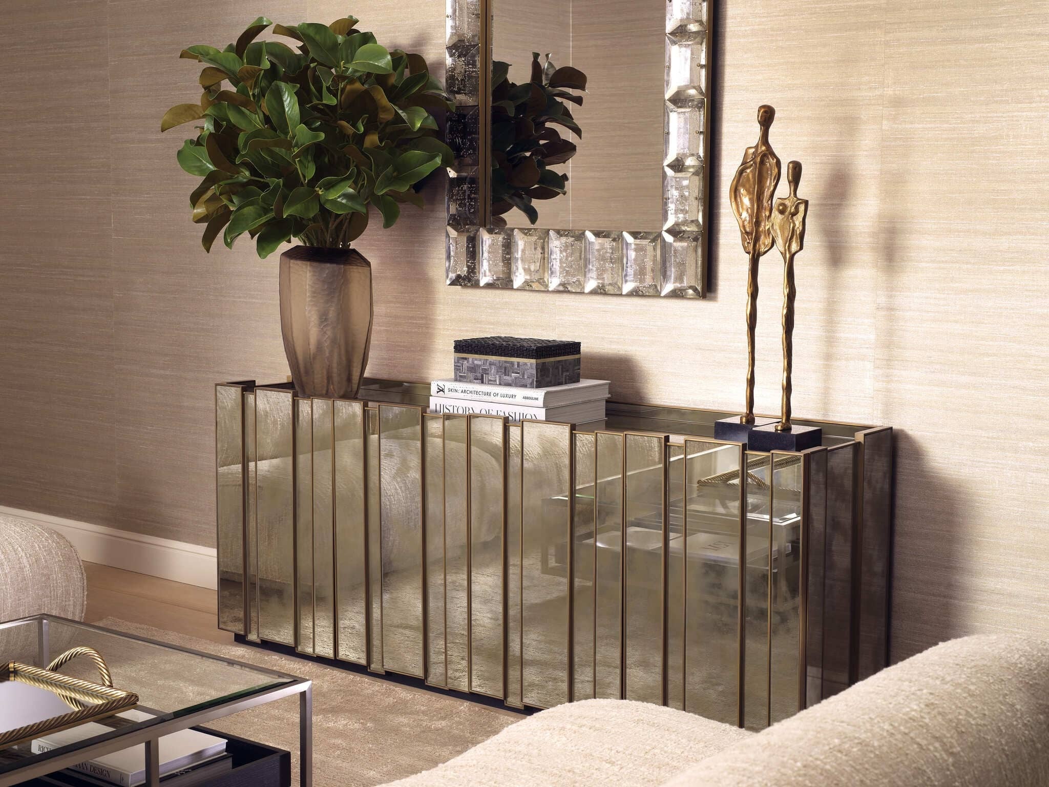 Elegante Wohnräume mit warmen Beige- und Goldtönen, stilvollen Möbeln, edlen Lampen und dekorativen Accessoires für eine luxuriöse Atmosphäre.