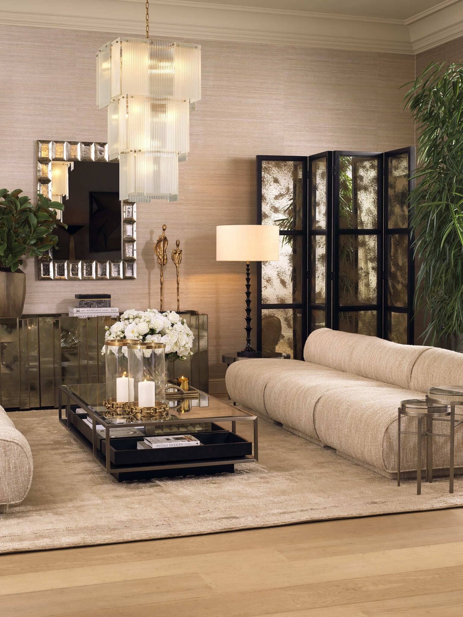 Elegante Wohnräume mit warmen Beige- und Goldtönen, stilvollen Möbeln, edlen Lampen und dekorativen Accessoires für eine luxuriöse Atmosphäre.