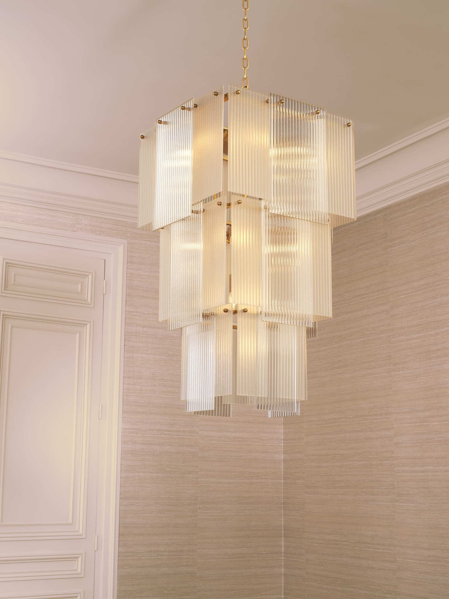 Elegante Wohnräume mit warmen Beige- und Goldtönen, stilvollen Möbeln, edlen Lampen und dekorativen Accessoires für eine luxuriöse Atmosphäre.