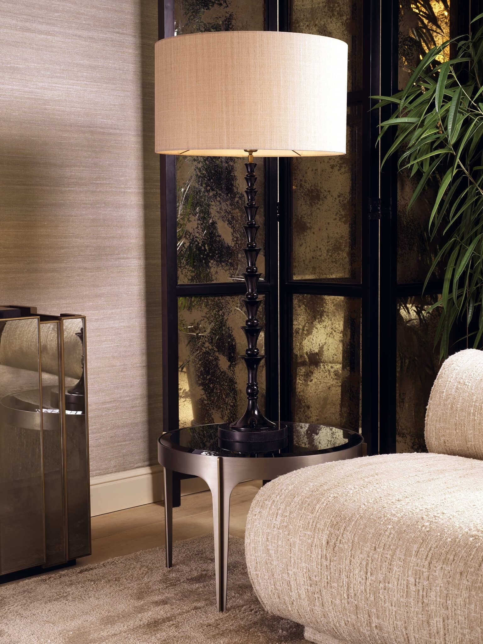 Elegante Wohnräume mit warmen Beige- und Goldtönen, stilvollen Möbeln, edlen Lampen und dekorativen Accessoires für eine luxuriöse Atmosphäre.
