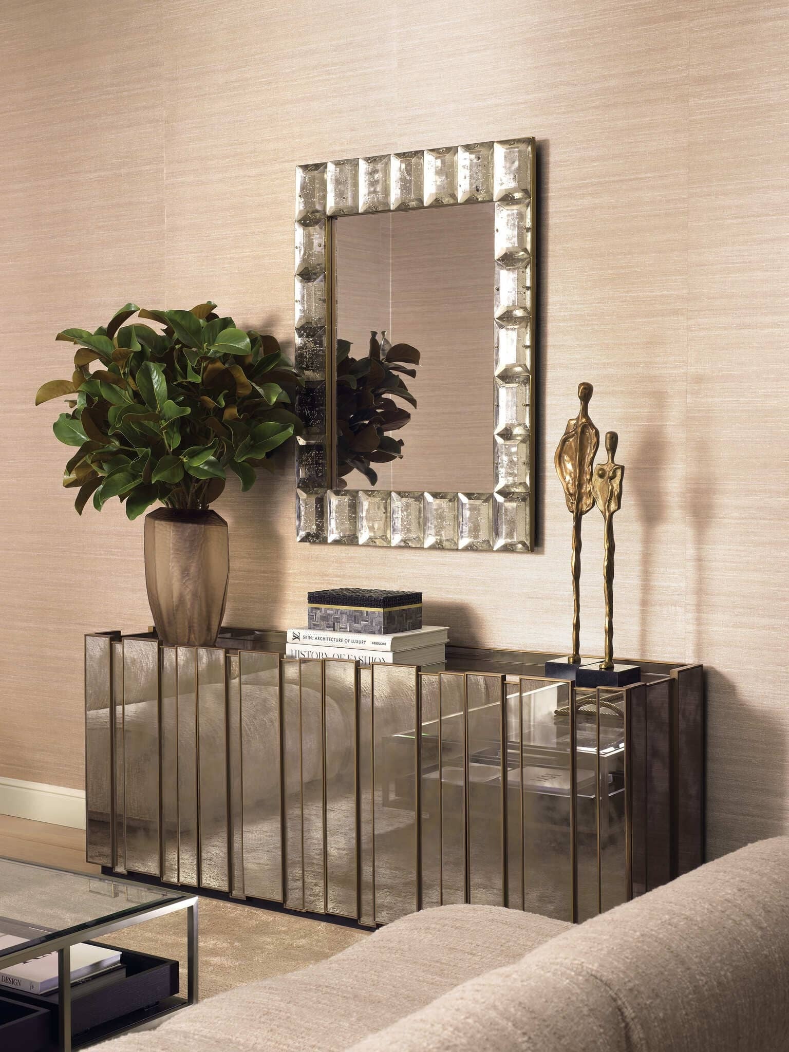 Elegante Wohnräume mit warmen Beige- und Goldtönen, stilvollen Möbeln, edlen Lampen und dekorativen Accessoires für eine luxuriöse Atmosphäre.