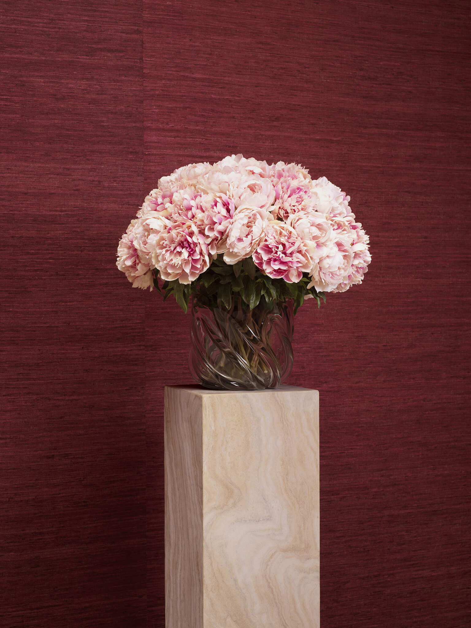 Elegante Wohnraumgestaltung mit rubinroten Wänden, luxuriösen schwarzen Vitrinen, modernen Sesseln und einem stilvollen Essbereich. Warme Beleuchtung durch Kronleuchter und Tischlampen, kombiniert mit hochwertigen Möbeln und dekorativen Accessoires für eine zeitlose und edle Atmosphäre.