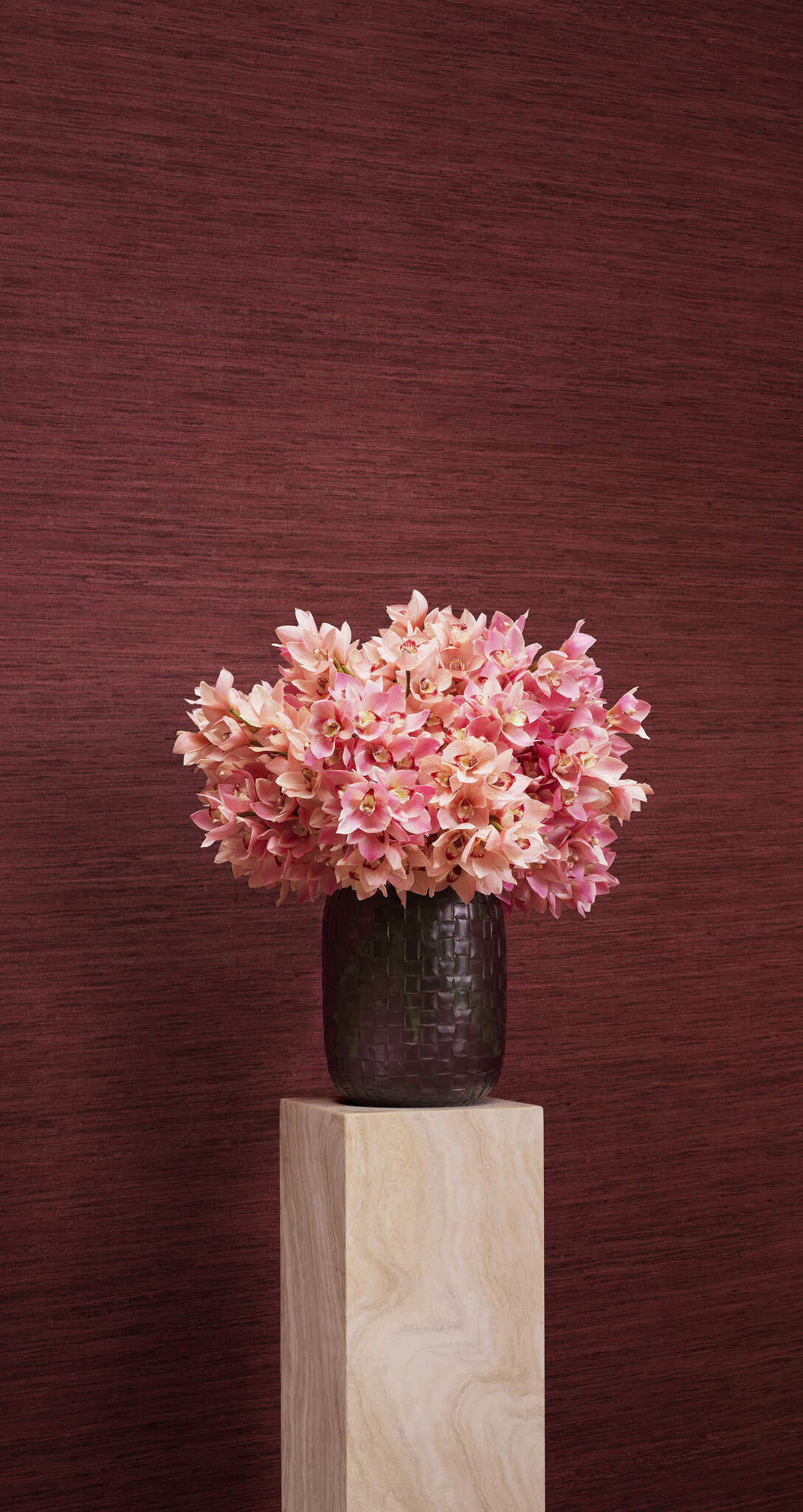 Elegante Wohnraumgestaltung mit rubinroten Wänden, luxuriösen schwarzen Vitrinen, modernen Sesseln und einem stilvollen Essbereich. Warme Beleuchtung durch Kronleuchter und Tischlampen, kombiniert mit hochwertigen Möbeln und dekorativen Accessoires für eine zeitlose und edle Atmosphäre.