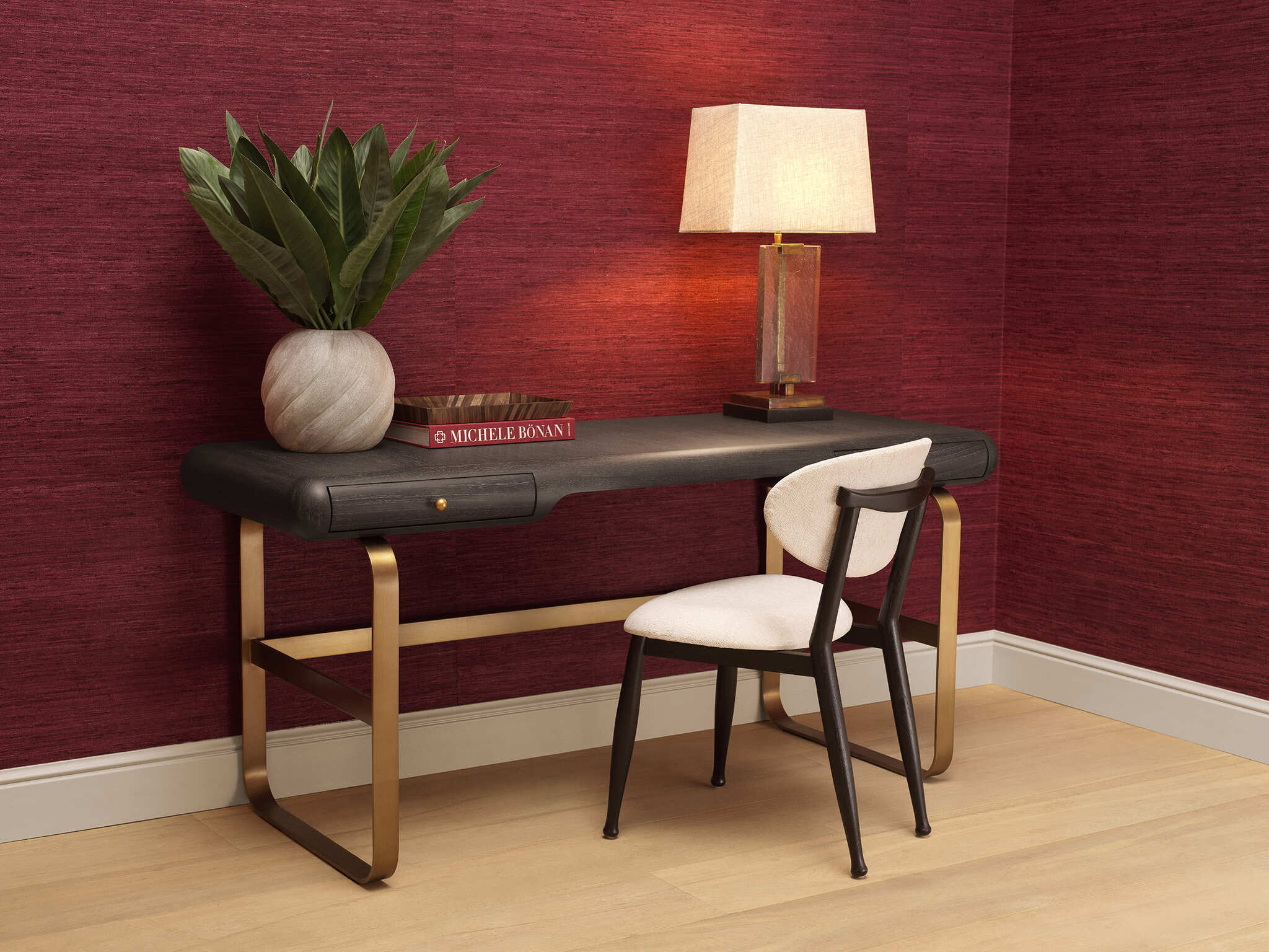 Elegante Wohnraumgestaltung mit rubinroten Wänden, luxuriösen schwarzen Vitrinen, modernen Sesseln und einem stilvollen Essbereich. Warme Beleuchtung durch Kronleuchter und Tischlampen, kombiniert mit hochwertigen Möbeln und dekorativen Accessoires für eine zeitlose und edle Atmosphäre.