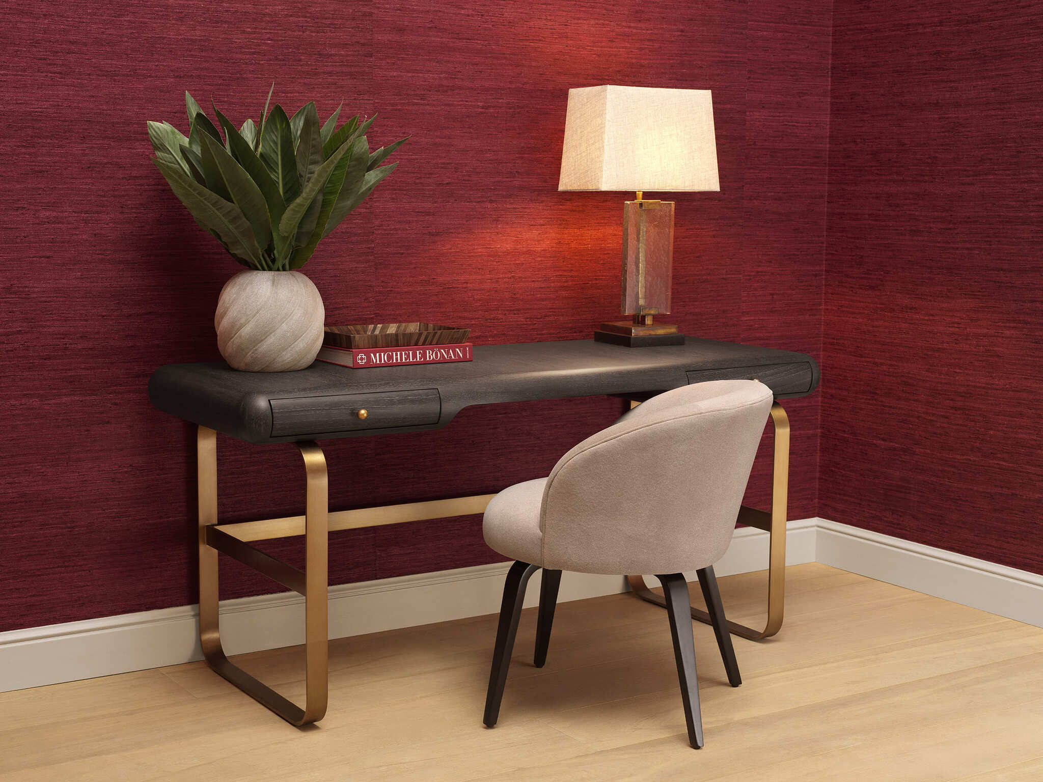 Elegante Wohnraumgestaltung mit rubinroten Wänden, luxuriösen schwarzen Vitrinen, modernen Sesseln und einem stilvollen Essbereich. Warme Beleuchtung durch Kronleuchter und Tischlampen, kombiniert mit hochwertigen Möbeln und dekorativen Accessoires für eine zeitlose und edle Atmosphäre.