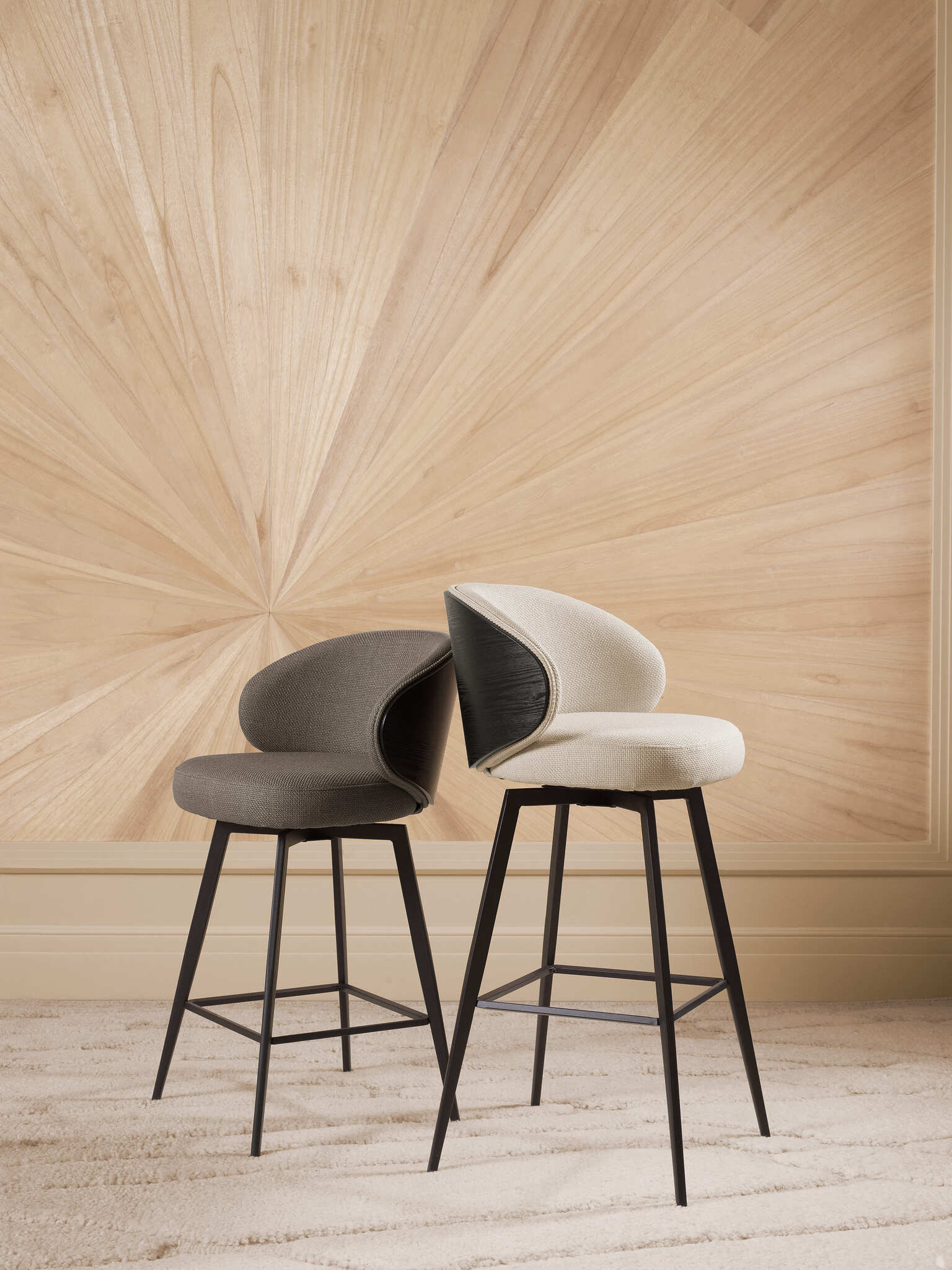 Luxuriöse Eichholtz Interior Design Kollektion Januar 2025 mit eleganten Möbeln, stilvollen Dekorationen, Glasvasen mit weißen Blumen und modernen Beleuchtungselementen in einem warmen, harmonischen Wohnambiente.