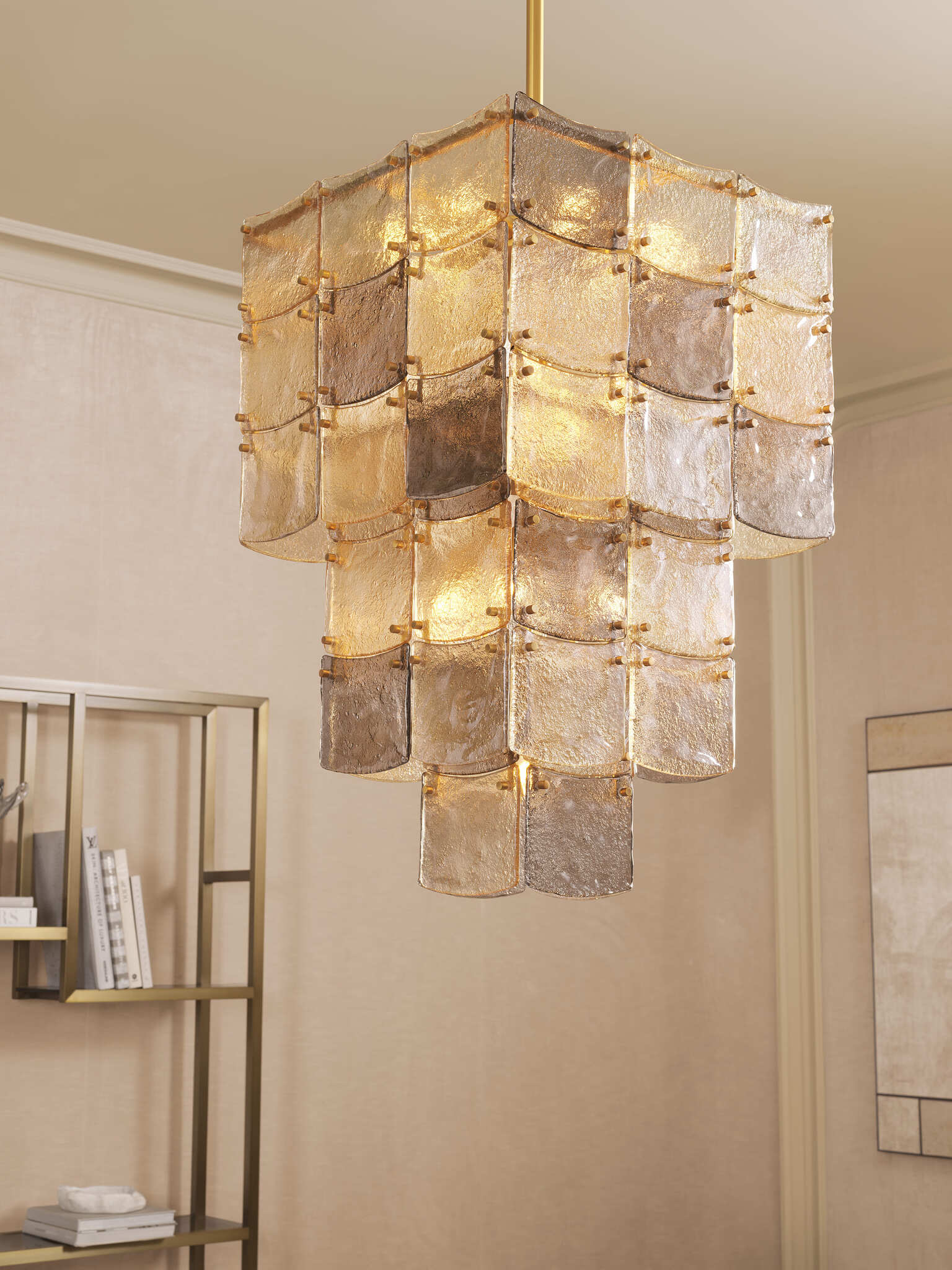 Elegante Wohnzimmereinrichtung mit cremefarbenen Sofas, goldfarbenen Beistelltischen mit Marmorplatten, modernen Lampen und stilvollen Dekorationen in warmen Naturtönen.
