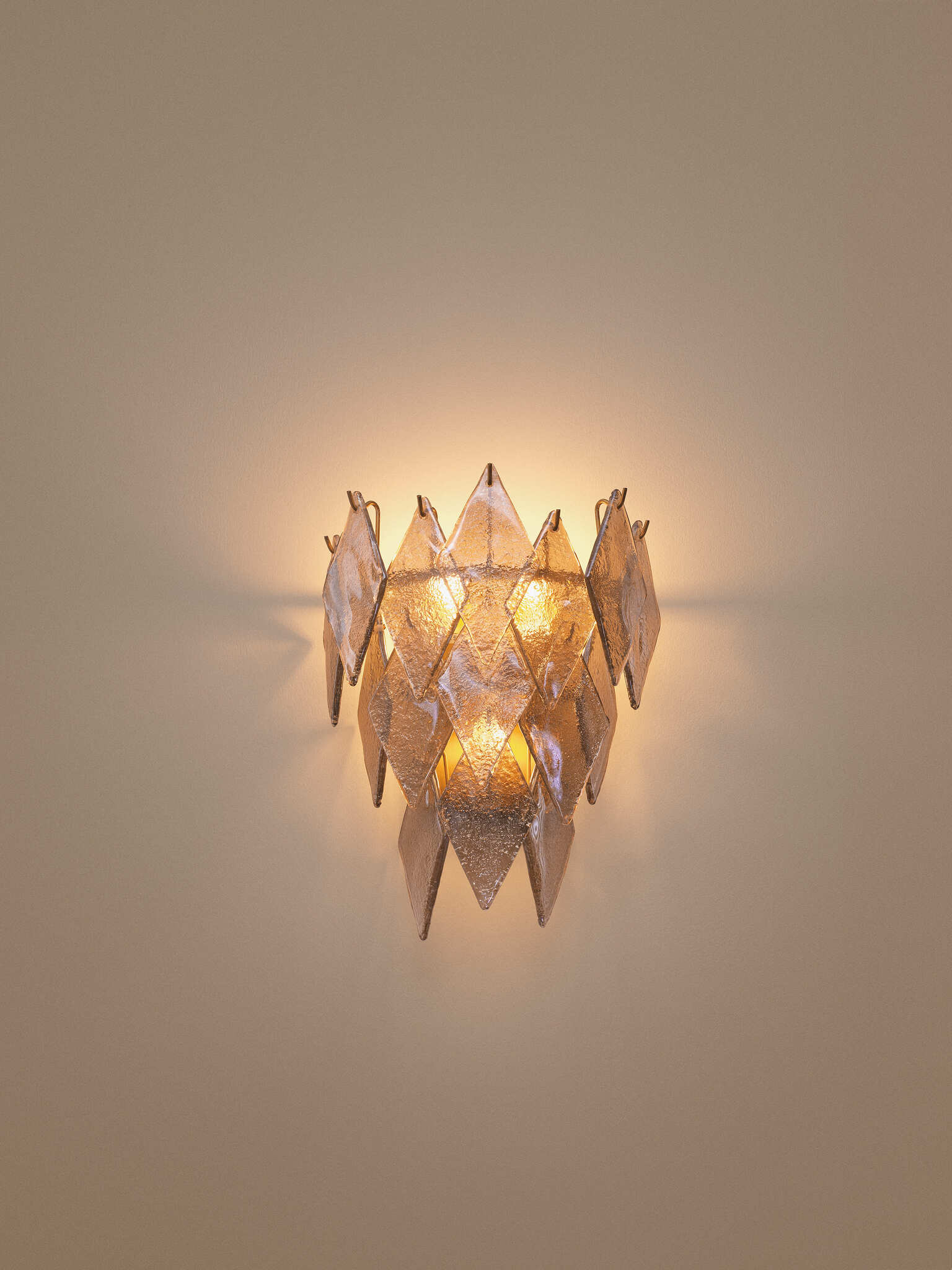 Luxuriöse Eichholtz Interior Design Kollektion Januar 2025 mit eleganten Möbeln, stilvollen Dekorationen, Glasvasen mit weißen Blumen und modernen Beleuchtungselementen in einem warmen, harmonischen Wohnambiente.