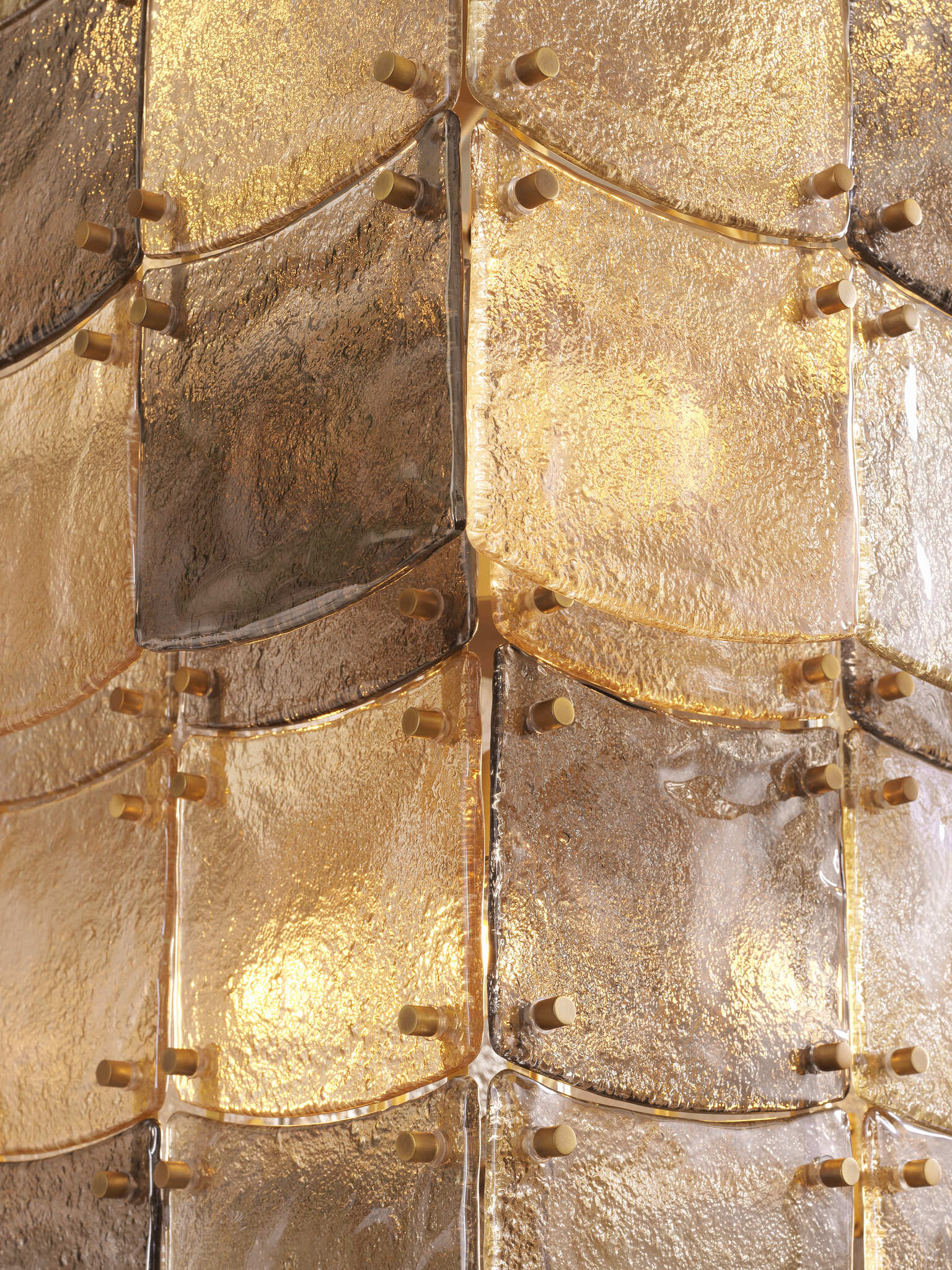 Elegante Wohnzimmereinrichtung mit cremefarbenen Sofas, goldfarbenen Beistelltischen mit Marmorplatten, modernen Lampen und stilvollen Dekorationen in warmen Naturtönen.