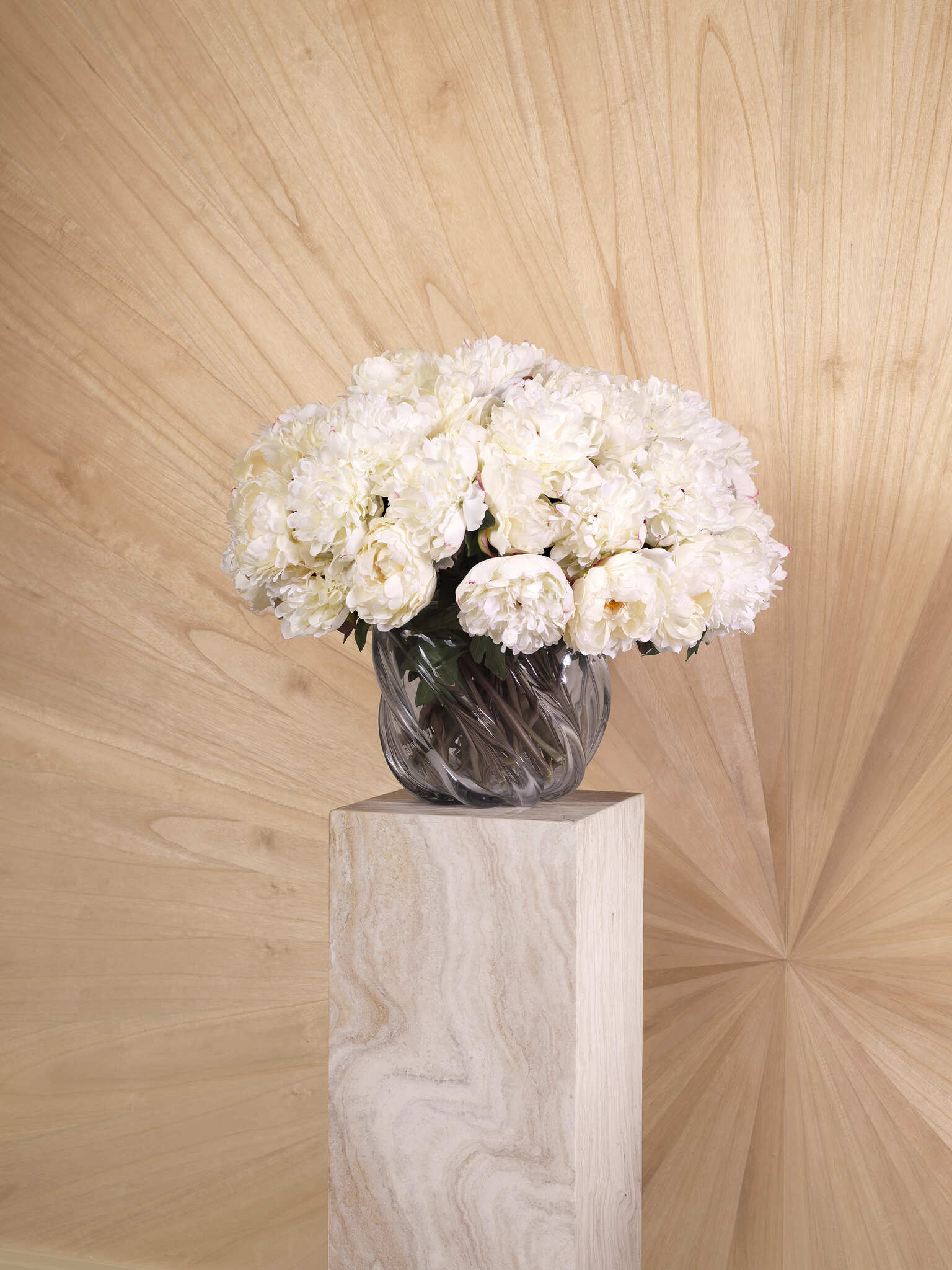 Luxuriöse Eichholtz Interior Design Kollektion Januar 2025 mit eleganten Möbeln, stilvollen Dekorationen, Glasvasen mit weißen Blumen und modernen Beleuchtungselementen in einem warmen, harmonischen Wohnambiente.