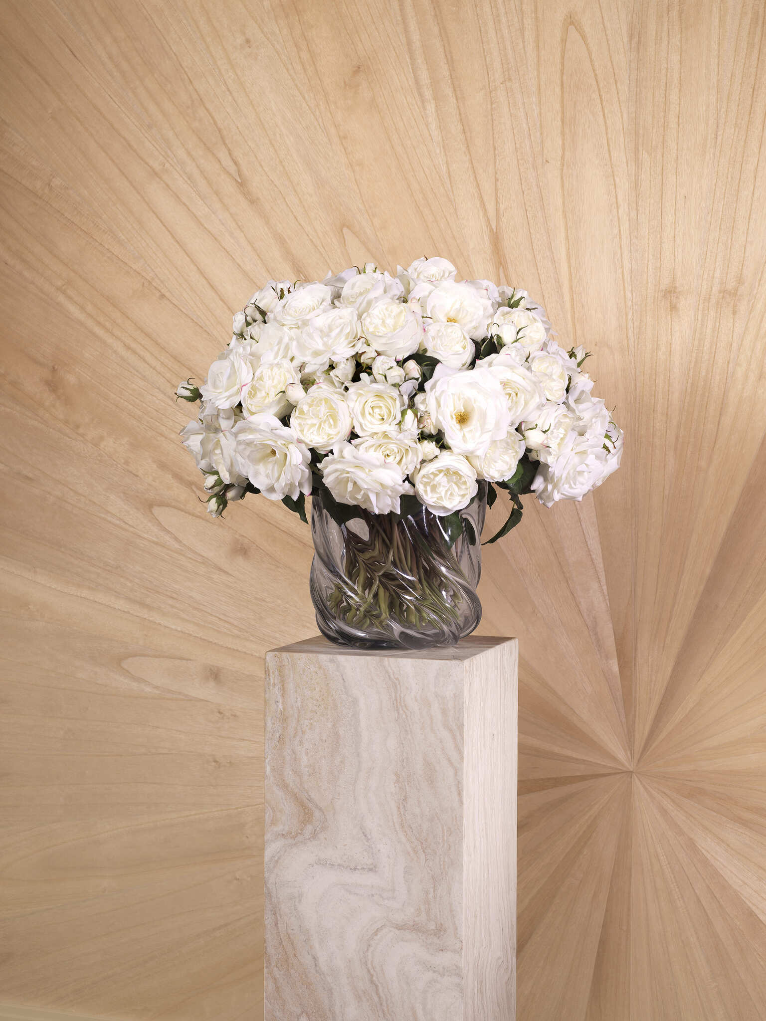 Luxuriöse Eichholtz Interior Design Kollektion Januar 2025 mit eleganten Möbeln, stilvollen Dekorationen, Glasvasen mit weißen Blumen und modernen Beleuchtungselementen in einem warmen, harmonischen Wohnambiente.