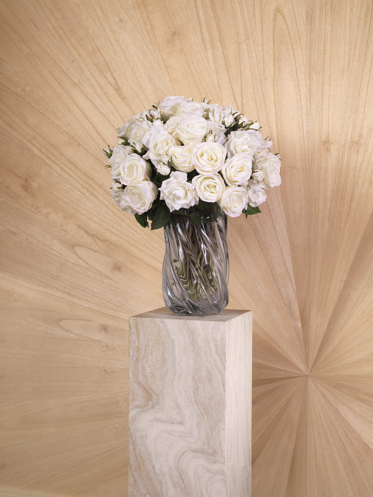 Luxuriöse Eichholtz Interior Design Kollektion Januar 2025 mit eleganten Möbeln, stilvollen Dekorationen, Glasvasen mit weißen Blumen und modernen Beleuchtungselementen in einem warmen, harmonischen Wohnambiente.