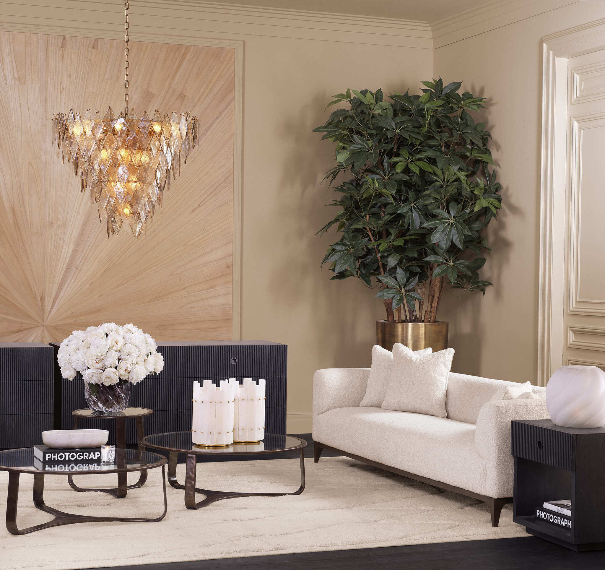 Luxuriöse Eichholtz Interior Design Kollektion Januar 2025 mit eleganten Möbeln, stilvollen Dekorationen, Glasvasen mit weißen Blumen und modernen Beleuchtungselementen in einem warmen, harmonischen Wohnambiente.