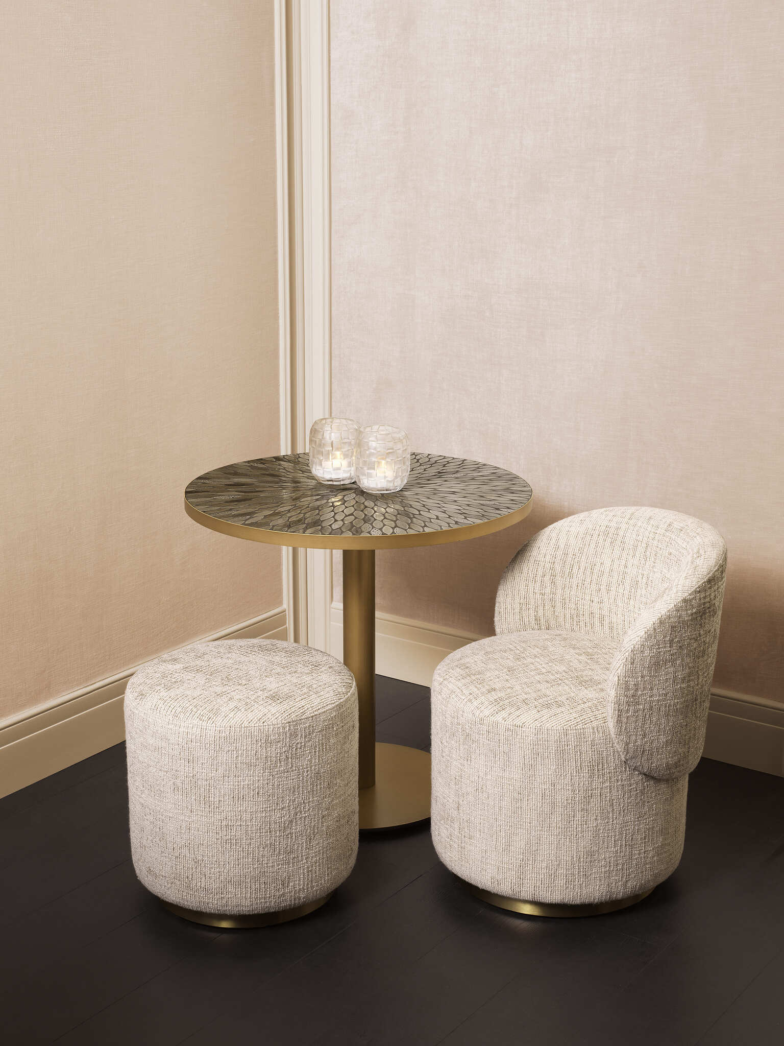 Elegante Wohnzimmereinrichtung mit cremefarbenen Sofas, goldfarbenen Beistelltischen mit Marmorplatten, modernen Lampen und stilvollen Dekorationen in warmen Naturtönen.
