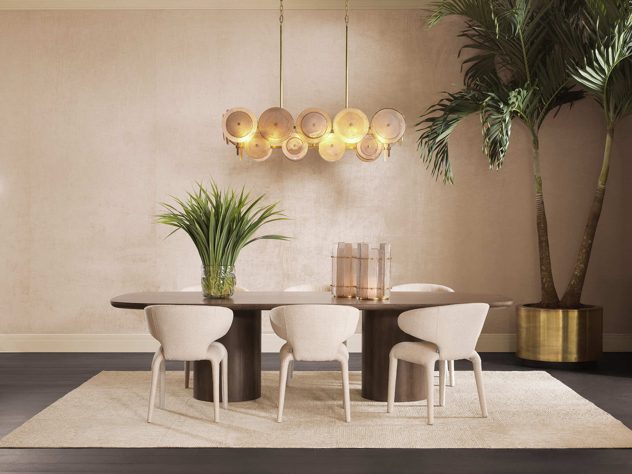 Elegante Wohnzimmereinrichtung mit cremefarbenen Sofas, goldfarbenen Beistelltischen mit Marmorplatten, modernen Lampen und stilvollen Dekorationen in warmen Naturtönen.