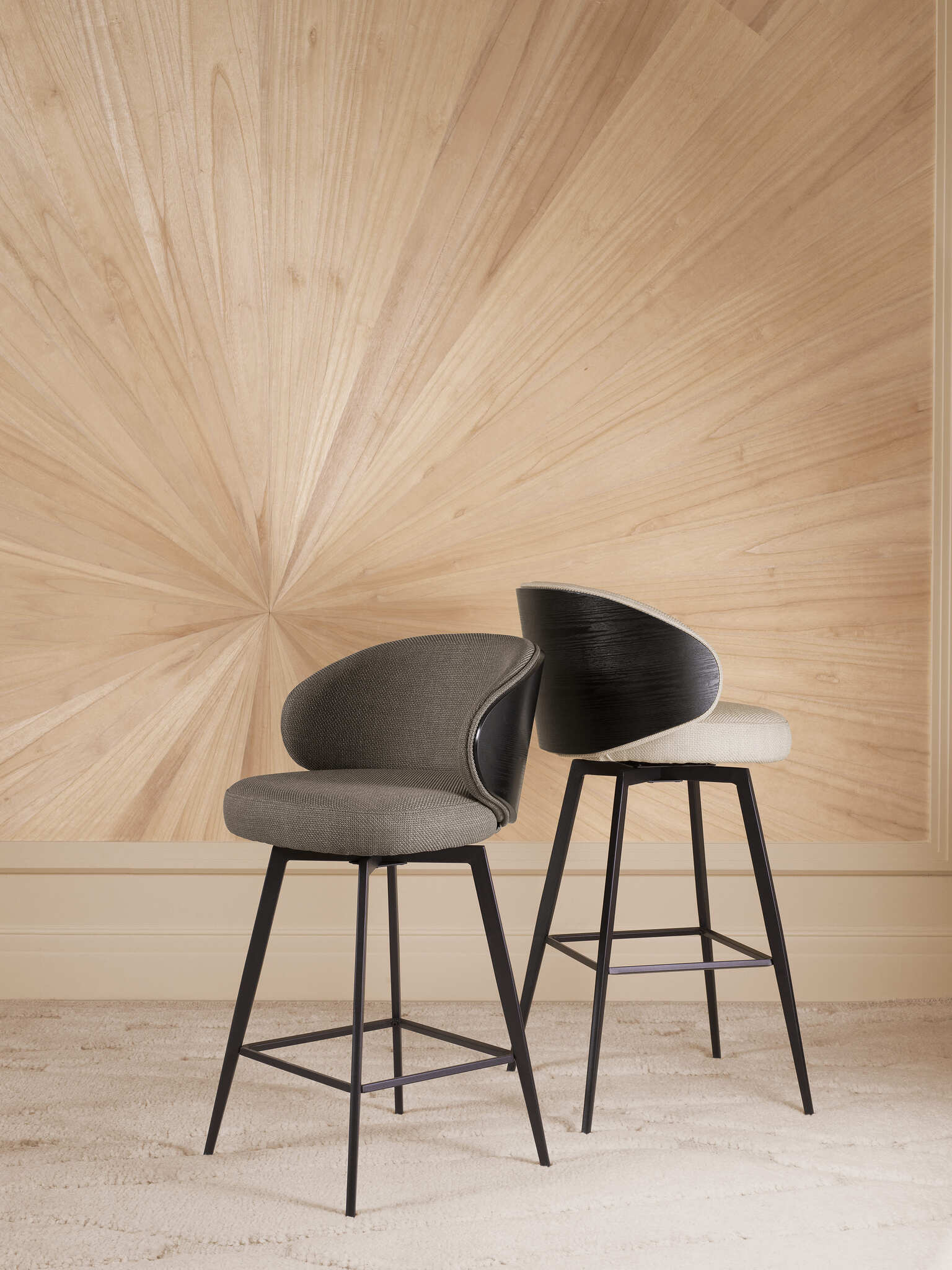 Luxuriöse Eichholtz Interior Design Kollektion Januar 2025 mit eleganten Möbeln, stilvollen Dekorationen, Glasvasen mit weißen Blumen und modernen Beleuchtungselementen in einem warmen, harmonischen Wohnambiente.