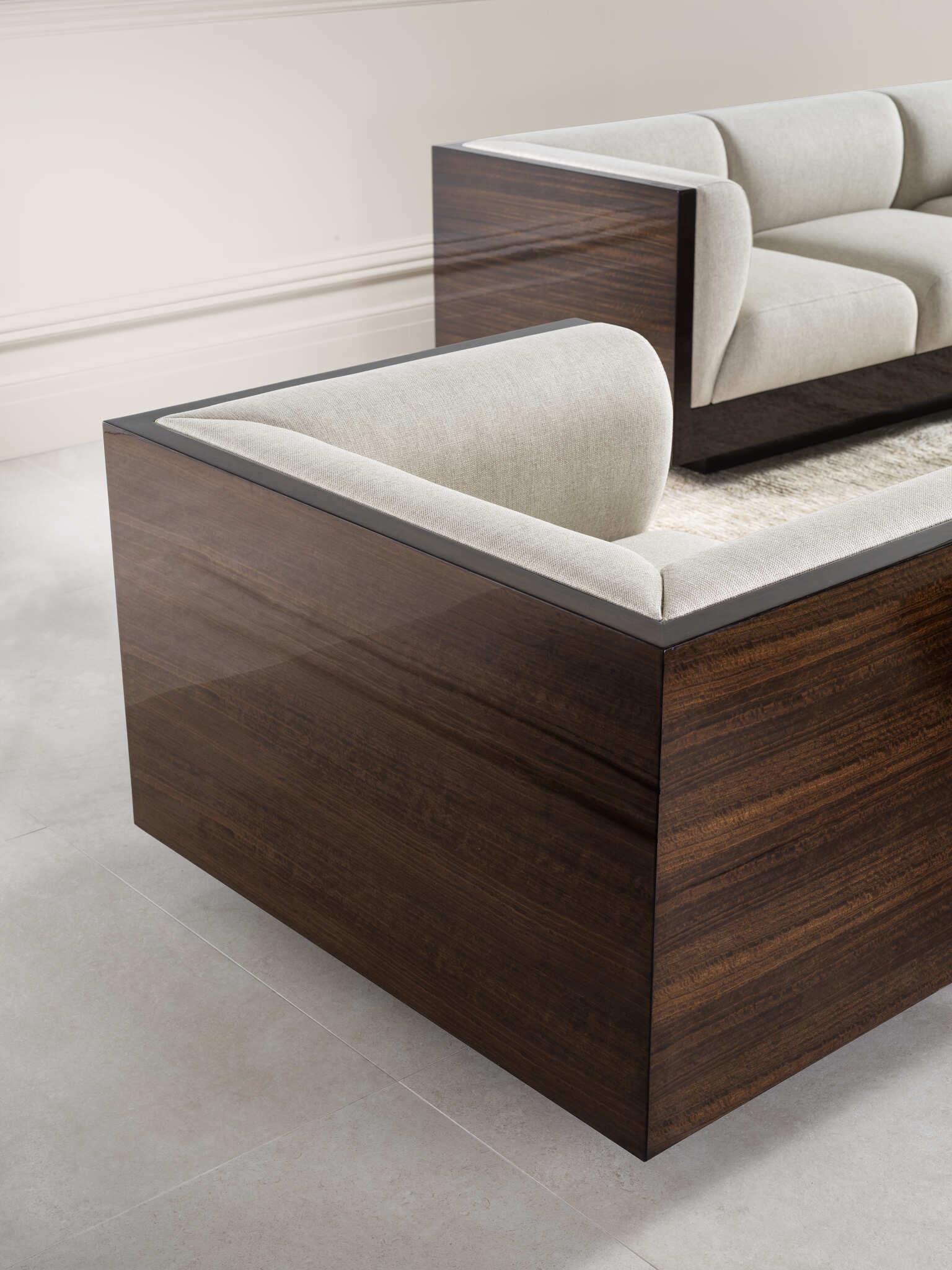 Eichholtz Möbelkollektion präsentiert auf der Salone del Mobile 2025 in Mailand – luxuriöses Interieurdesign mit edlen Materialien und modernen Formen.
