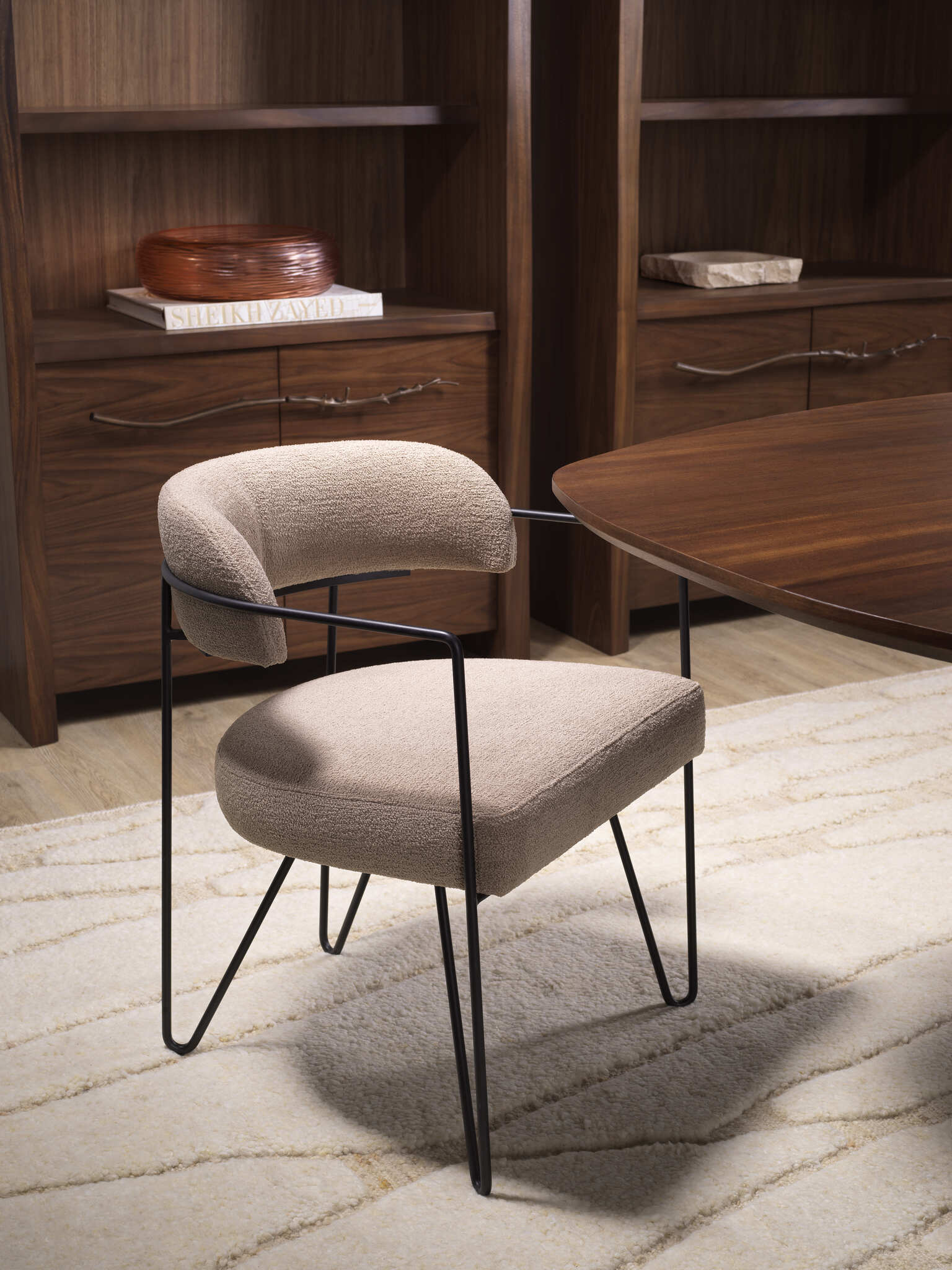 Eichholtz Möbelkollektion präsentiert auf der Salone del Mobile 2025 in Mailand – luxuriöses Interieurdesign mit edlen Materialien und modernen Formen.